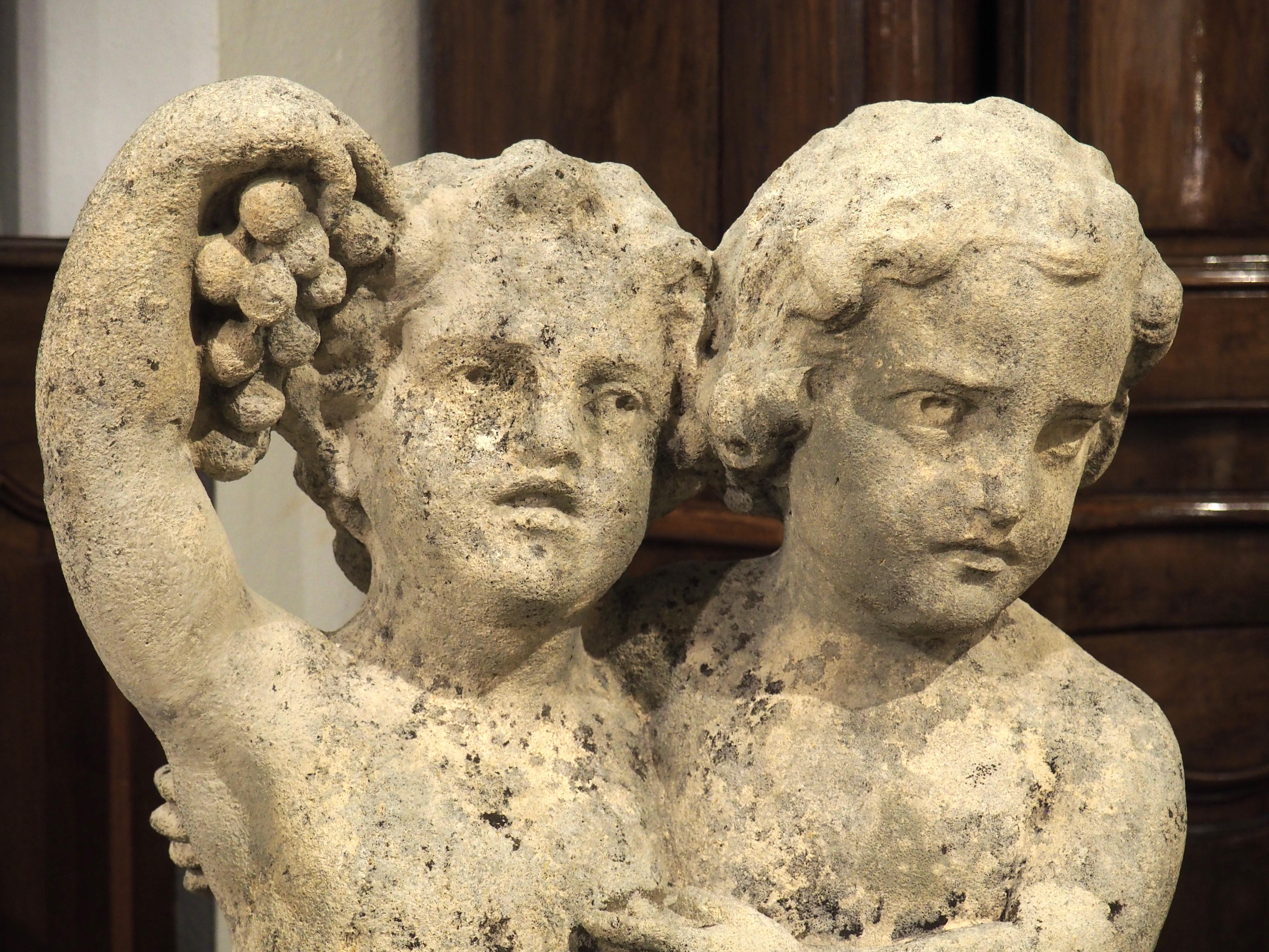 Geschnitzte französische Bacchantische Cherubs-Skulptur aus Kalkstein aus dem 18. Jahrhundert im Zustand „Gut“ in Dallas, TX