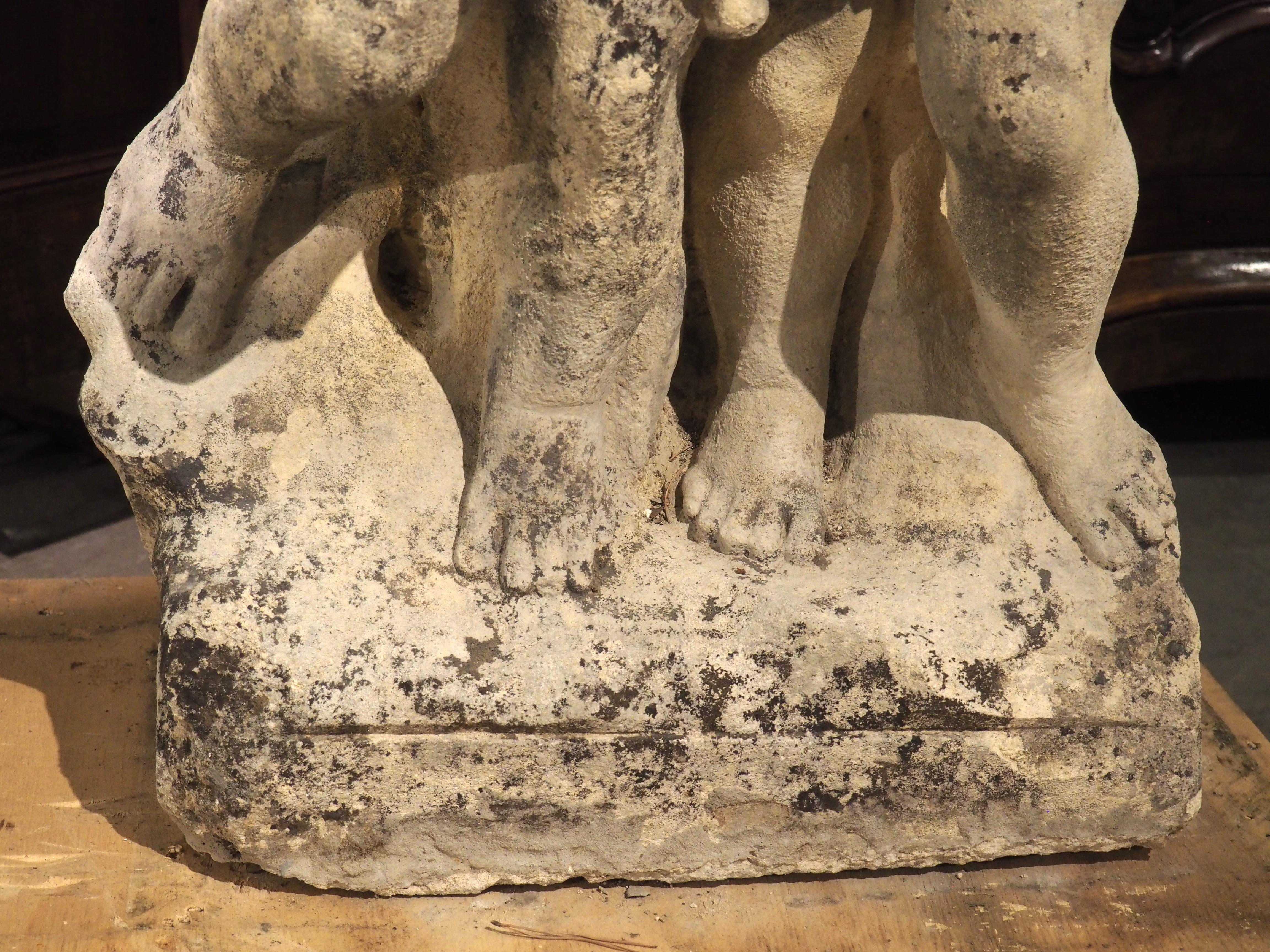 Geschnitzte französische Bacchantische Cherubs-Skulptur aus Kalkstein aus dem 18. Jahrhundert (18. Jahrhundert und früher)