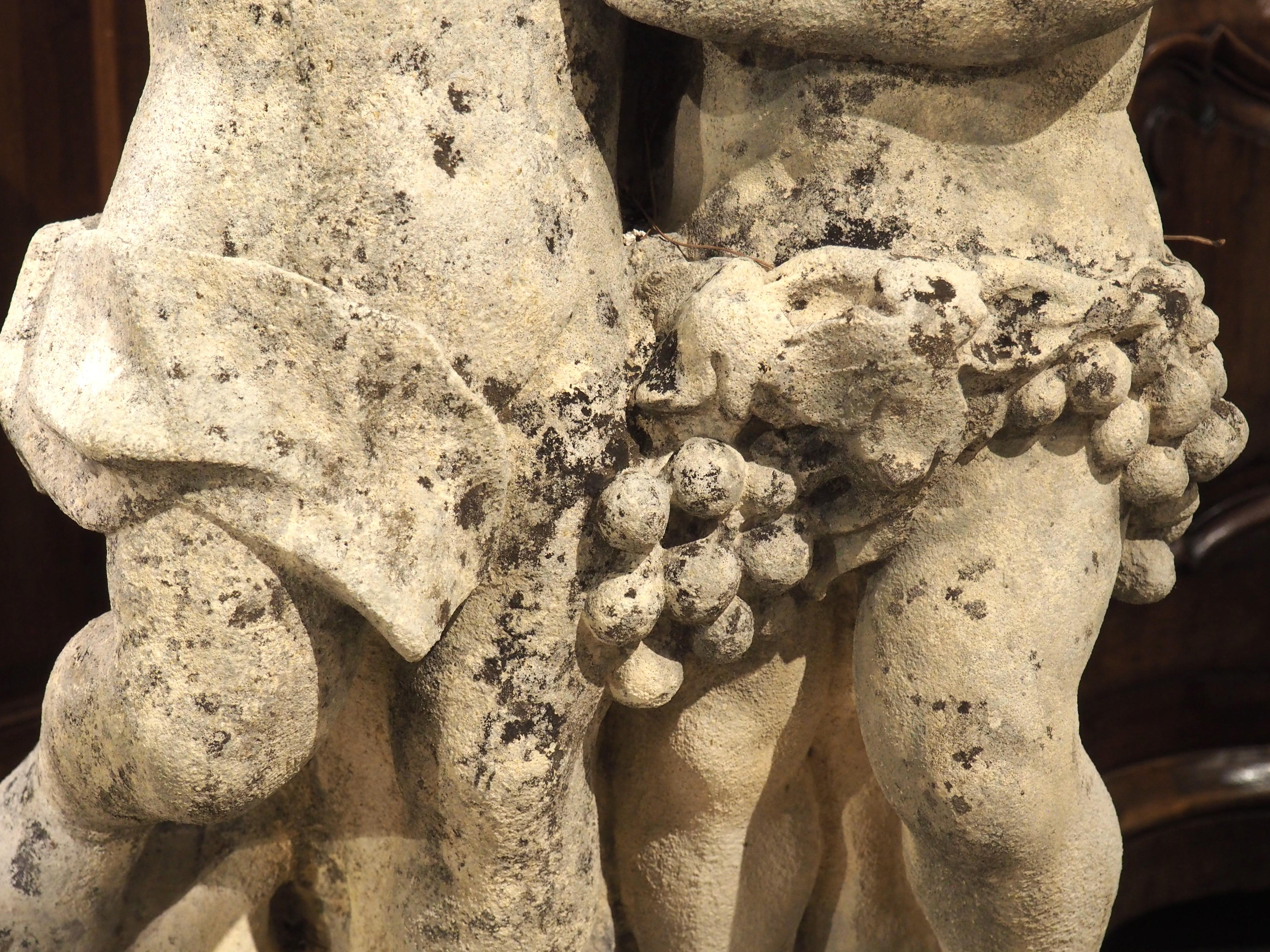 Geschnitzte französische Bacchantische Cherubs-Skulptur aus Kalkstein aus dem 18. Jahrhundert (Stein)