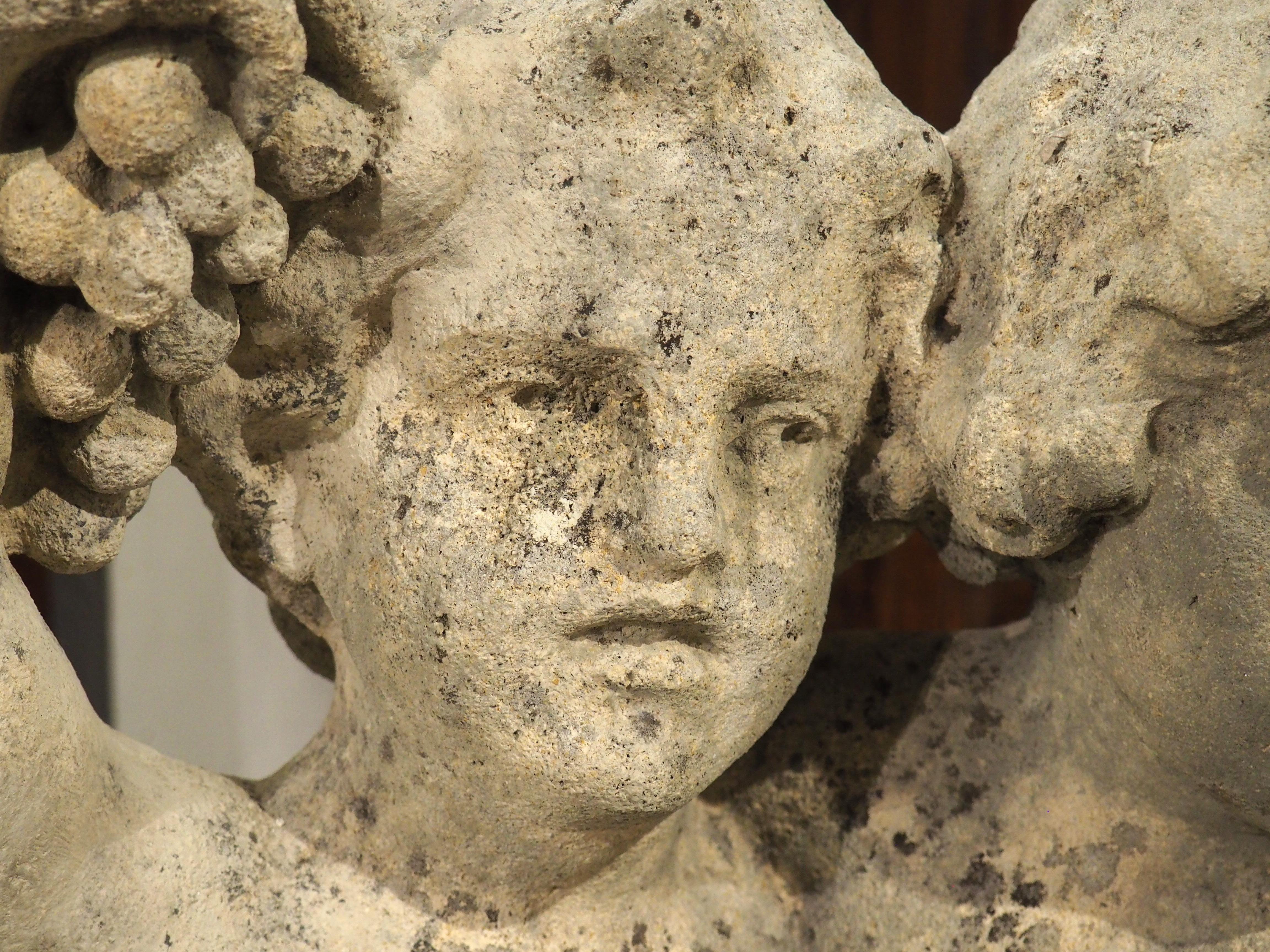 Geschnitzte französische Bacchantische Cherubs-Skulptur aus Kalkstein aus dem 18. Jahrhundert 1