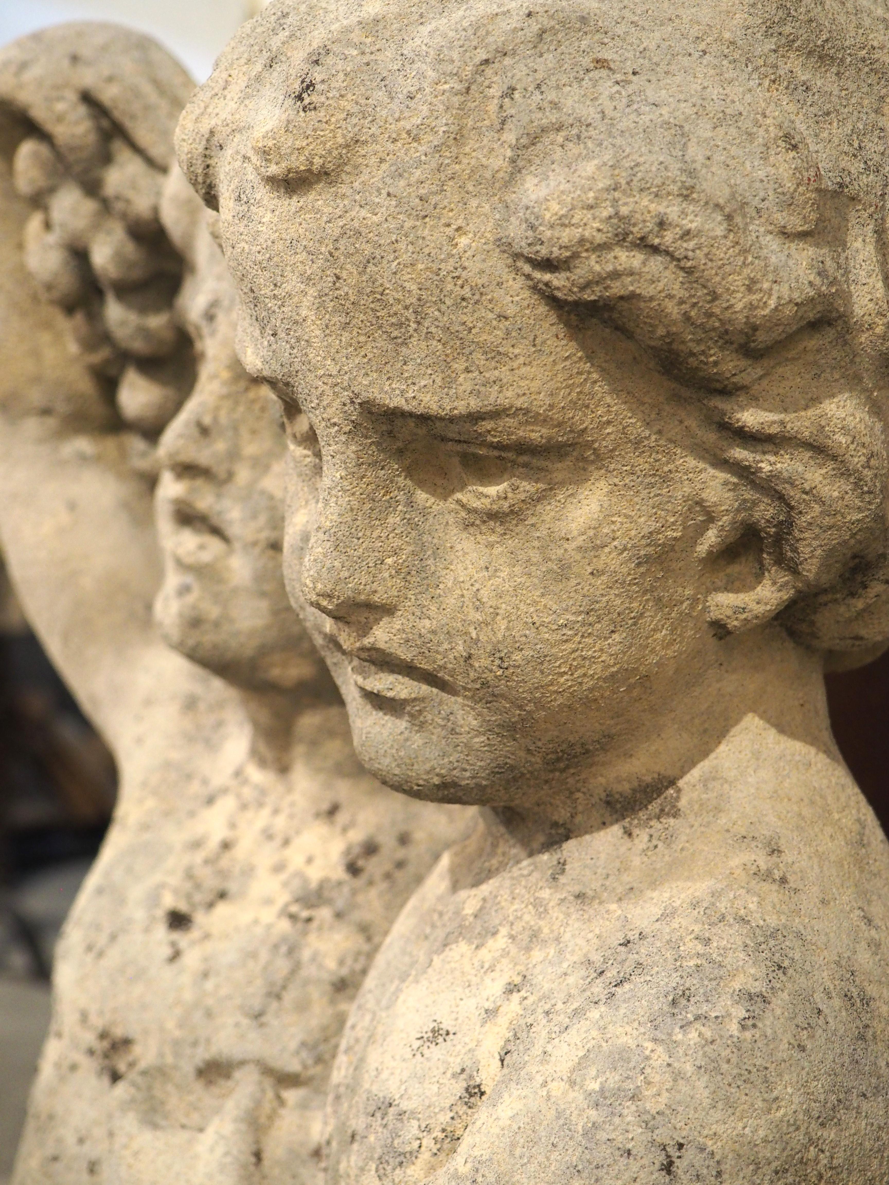 Geschnitzte französische Bacchantische Cherubs-Skulptur aus Kalkstein aus dem 18. Jahrhundert 2