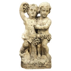 Geschnitzte französische Bacchantische Cherubs-Skulptur aus Kalkstein aus dem 18. Jahrhundert