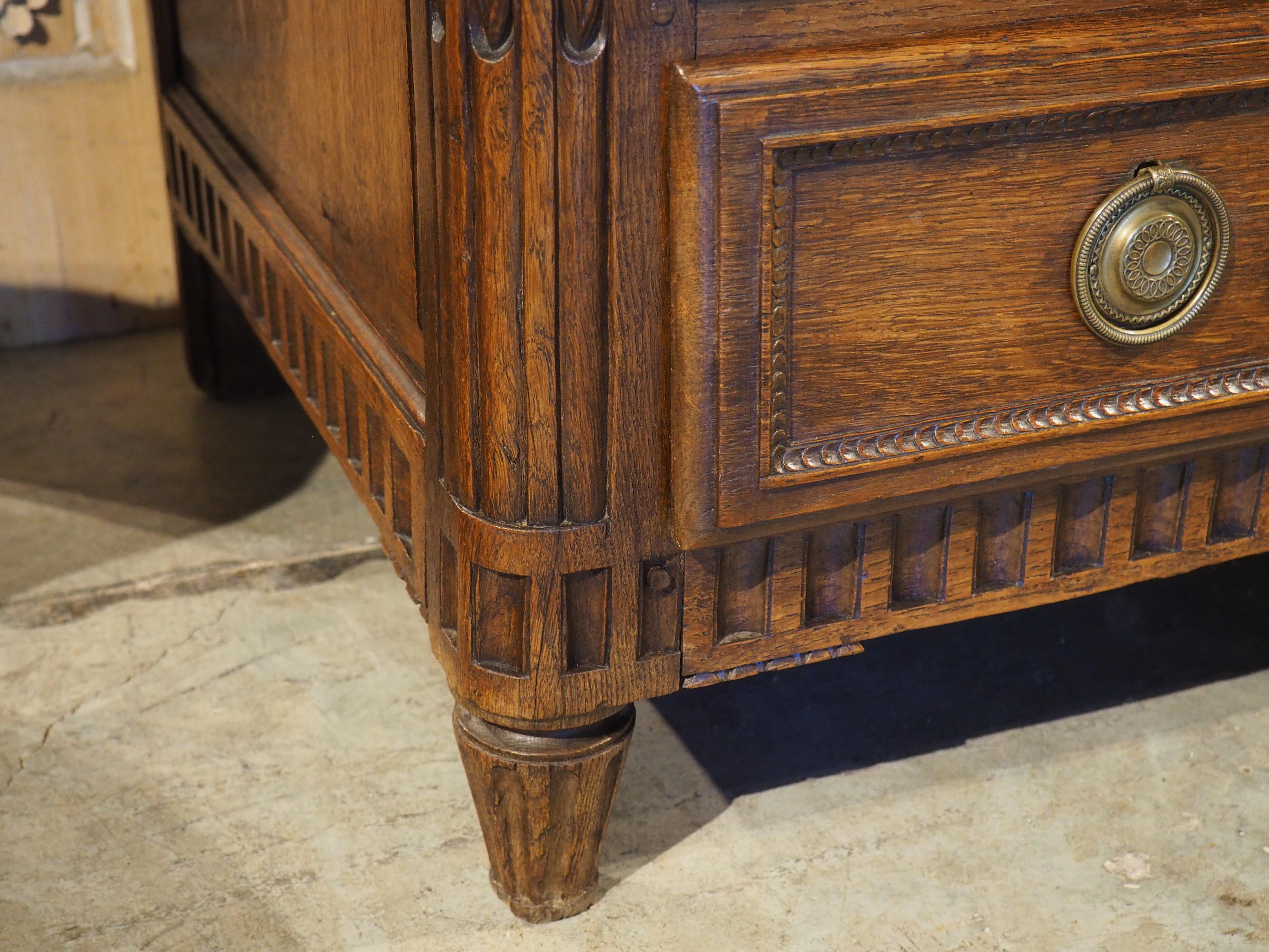 Commode Louis XVI en chêne français sculpté et marbre du XVIIIe siècle en vente 4