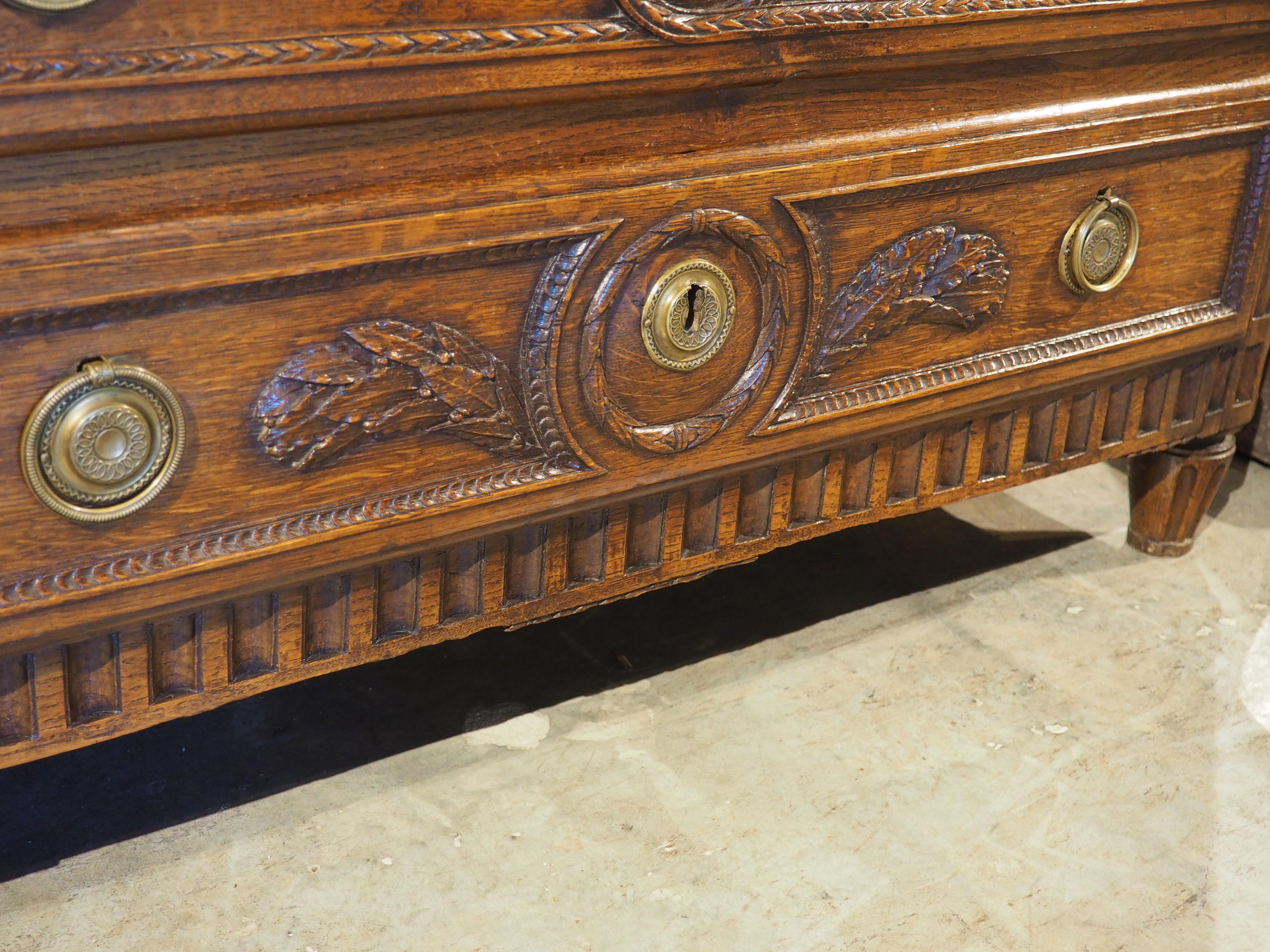 Commode Louis XVI en chêne français sculpté et marbre du XVIIIe siècle en vente 5