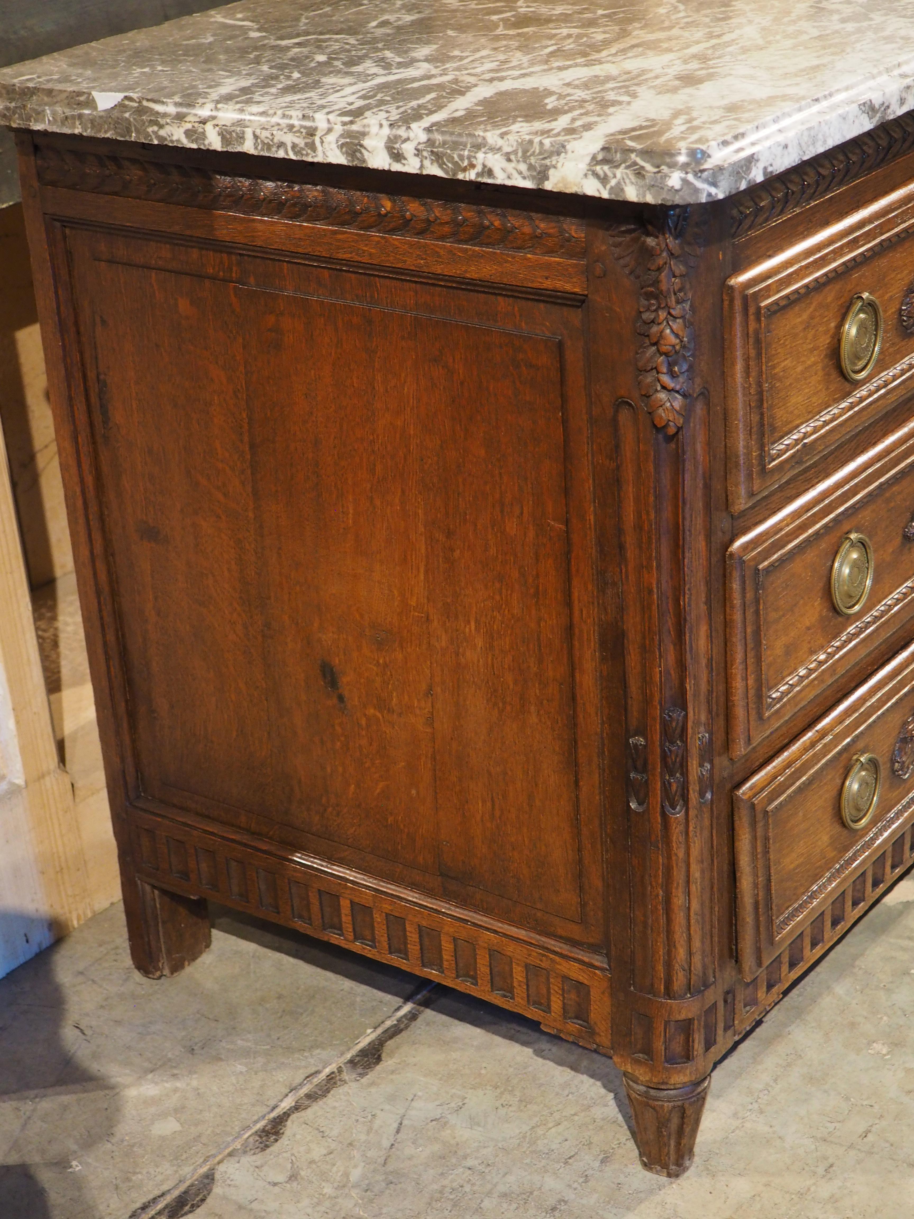 Commode Louis XVI en chêne français sculpté et marbre du XVIIIe siècle en vente 6