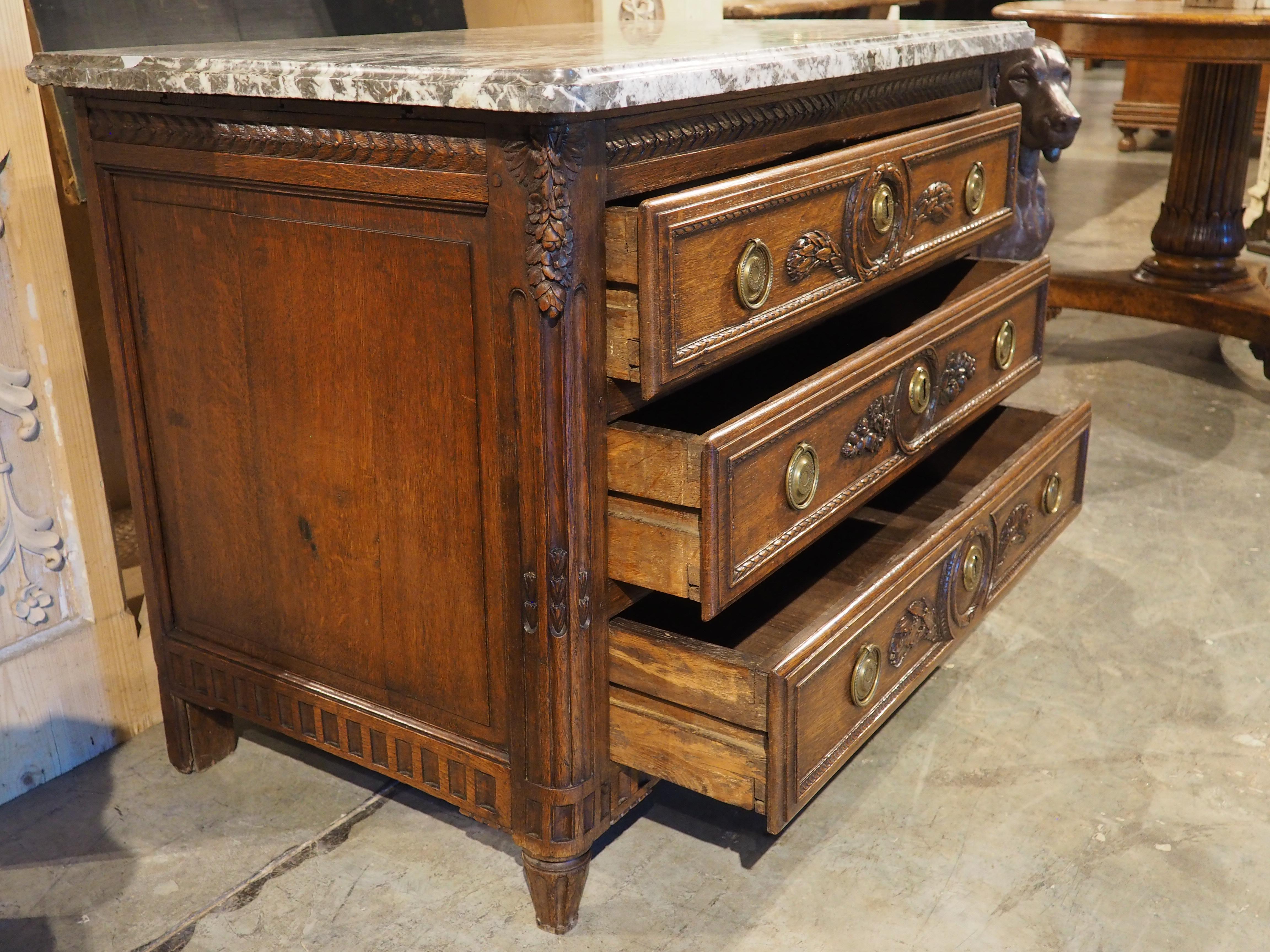Commode Louis XVI en chêne français sculpté et marbre du XVIIIe siècle en vente 7