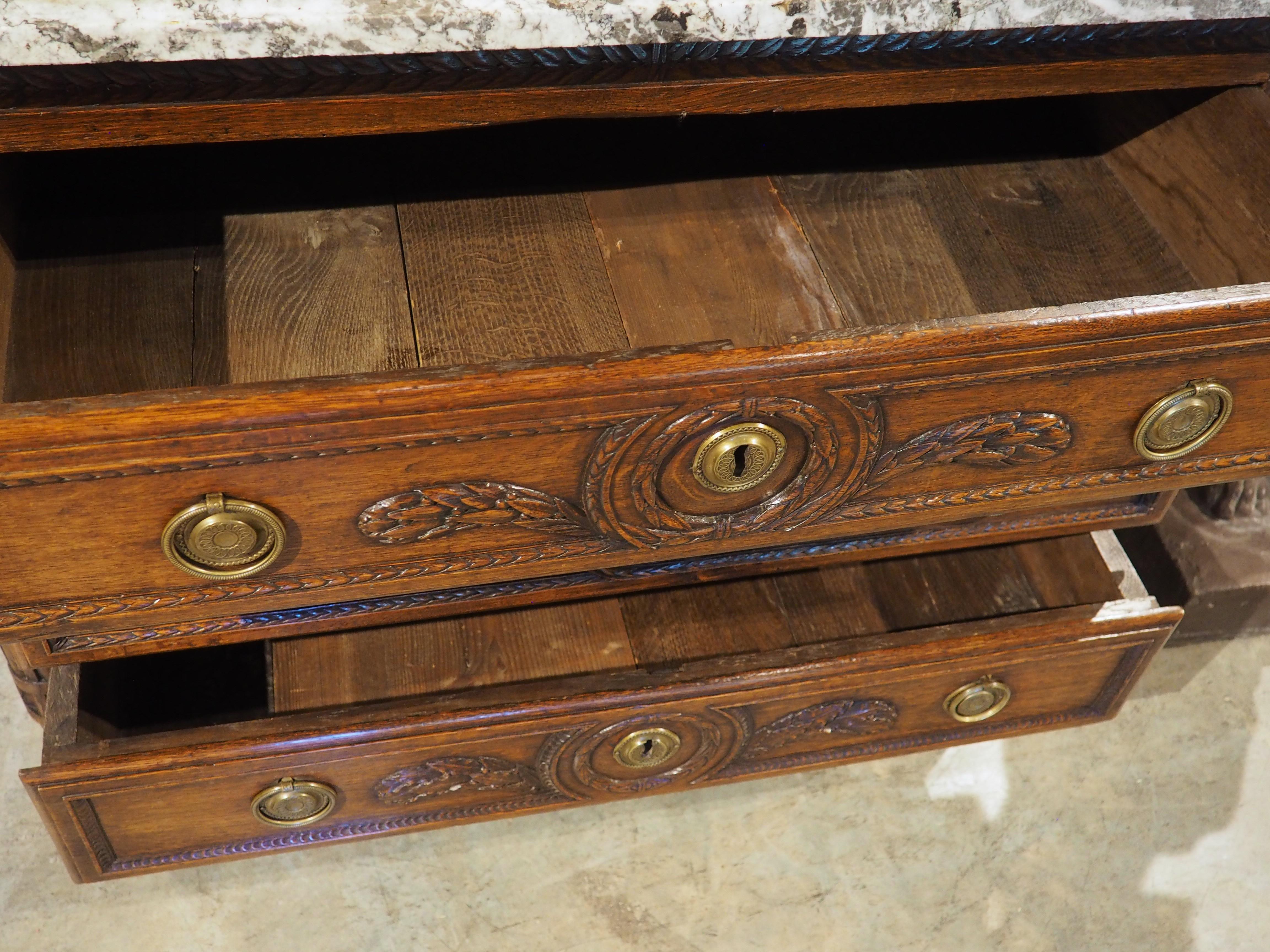 Commode Louis XVI en chêne français sculpté et marbre du XVIIIe siècle en vente 9