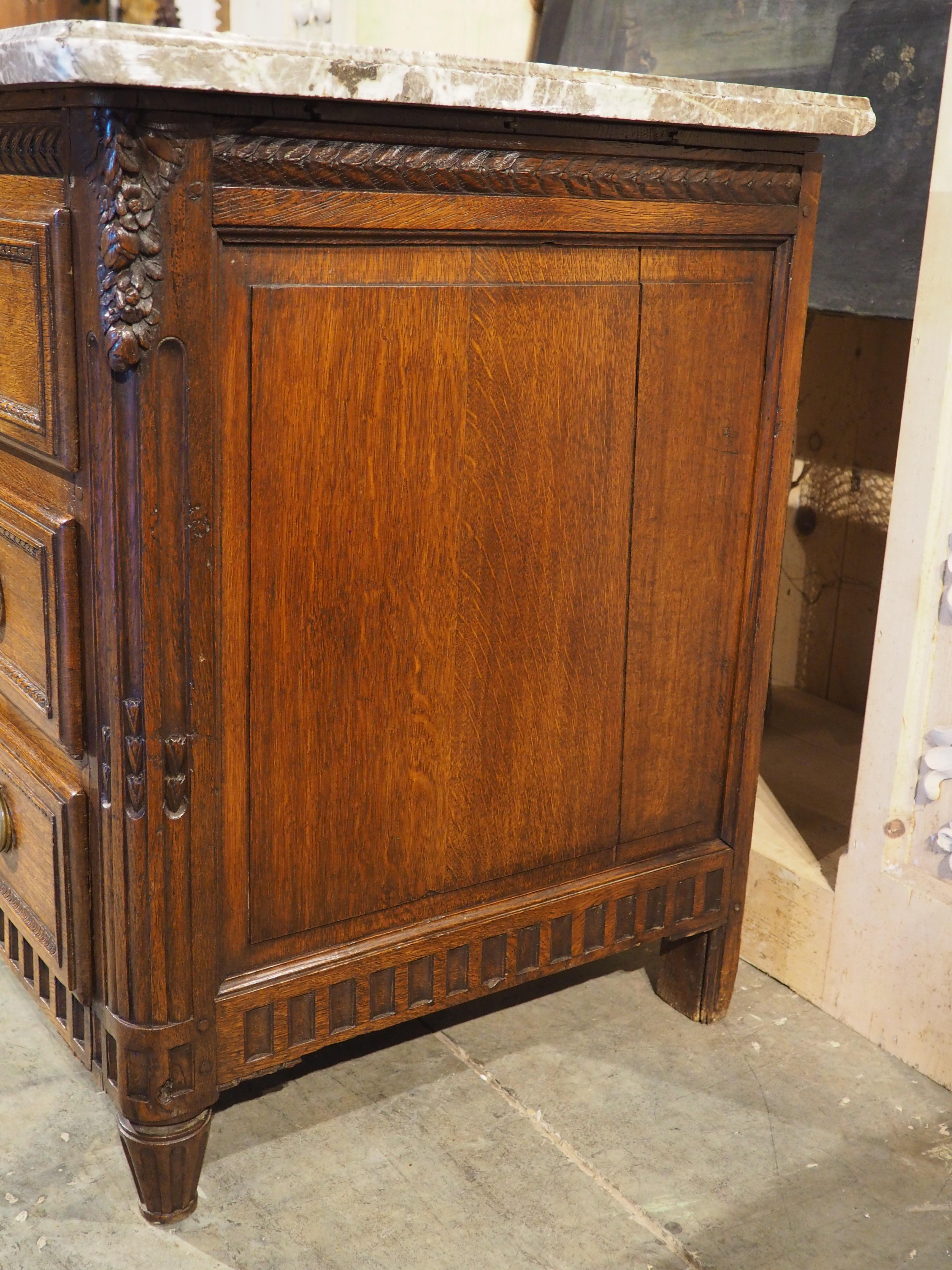 Commode Louis XVI en chêne français sculpté et marbre du XVIIIe siècle en vente 10