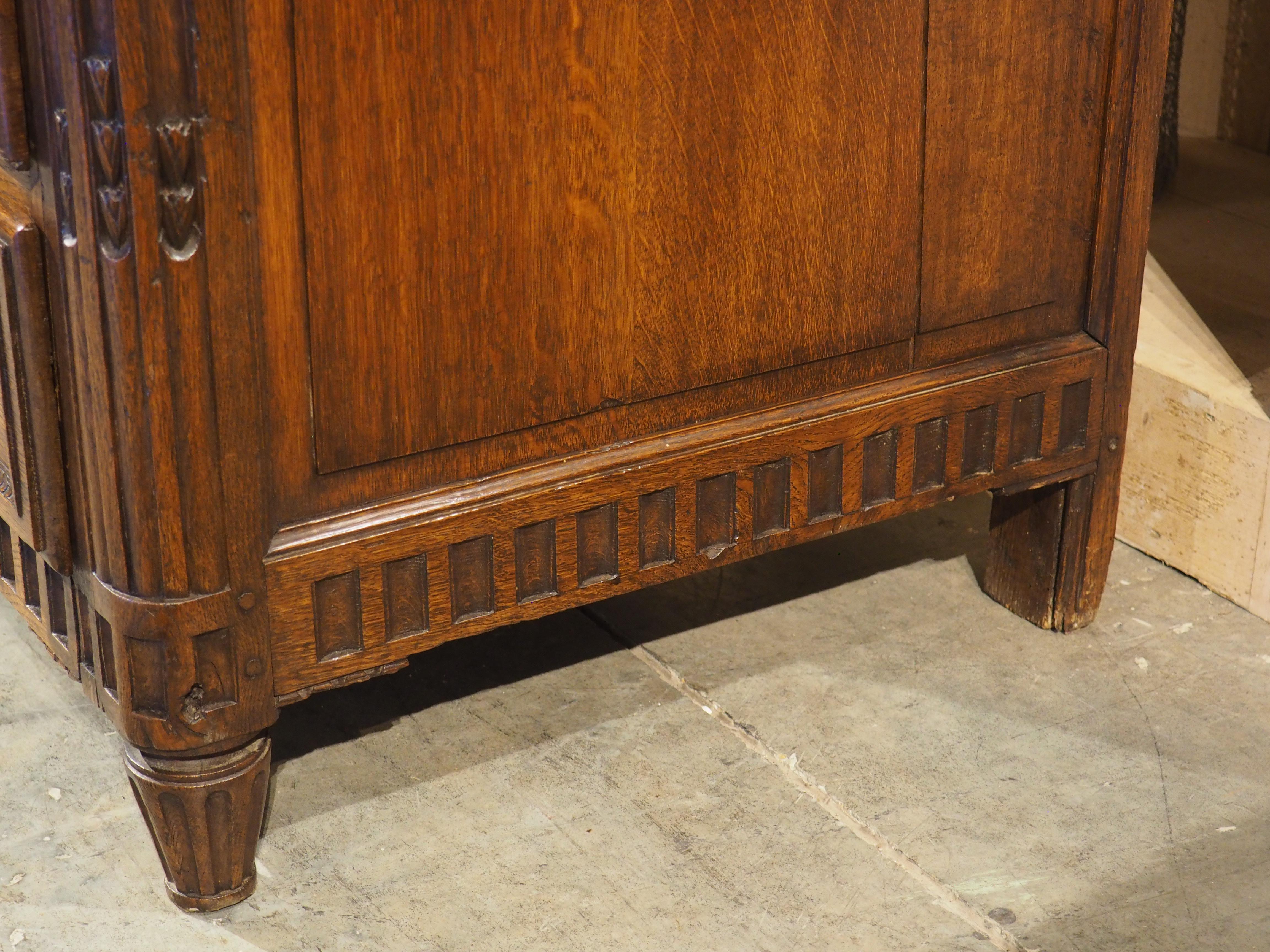Commode Louis XVI en chêne français sculpté et marbre du XVIIIe siècle en vente 11