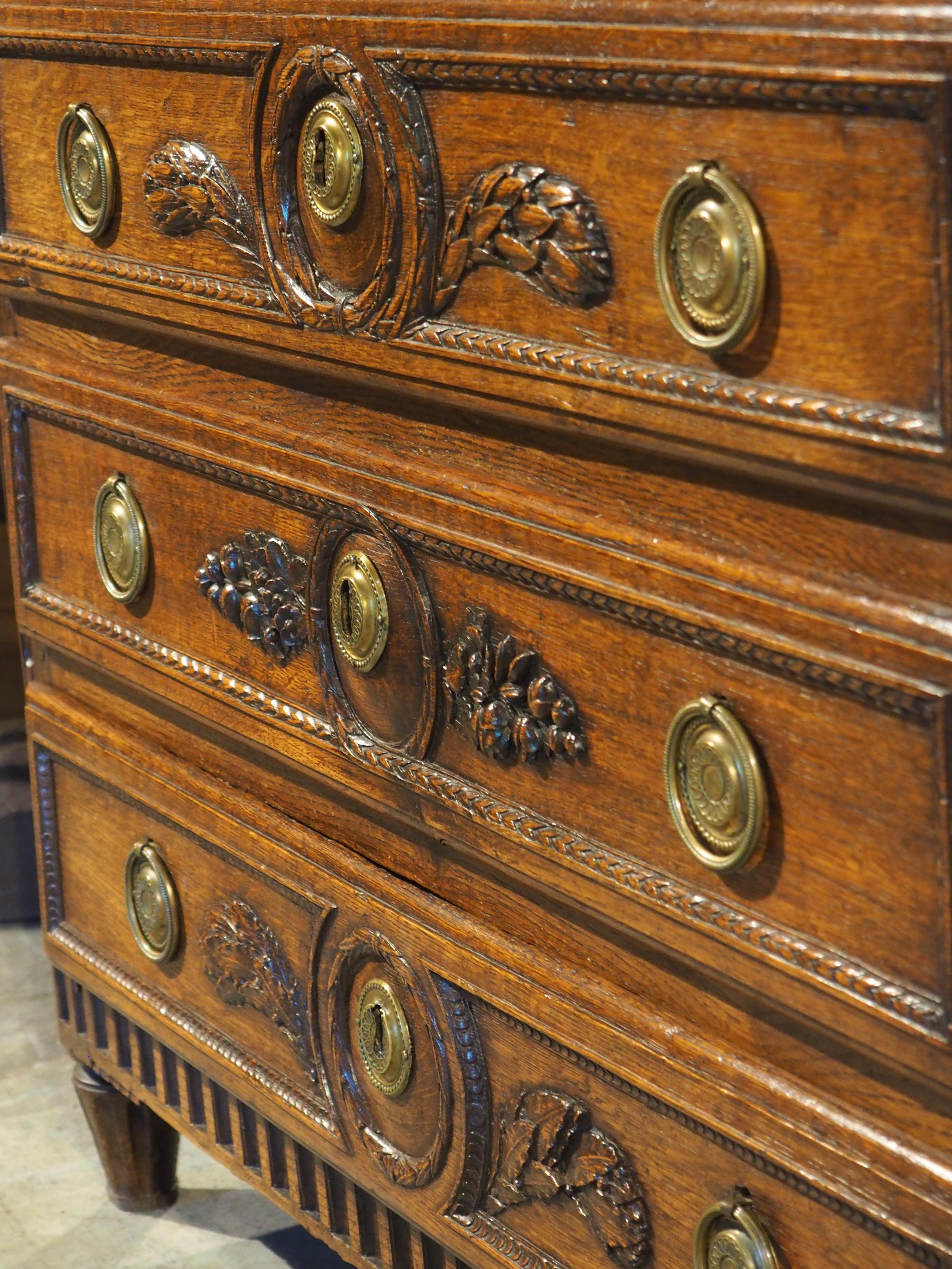 Commode Louis XVI en chêne français sculpté et marbre du XVIIIe siècle en vente 12