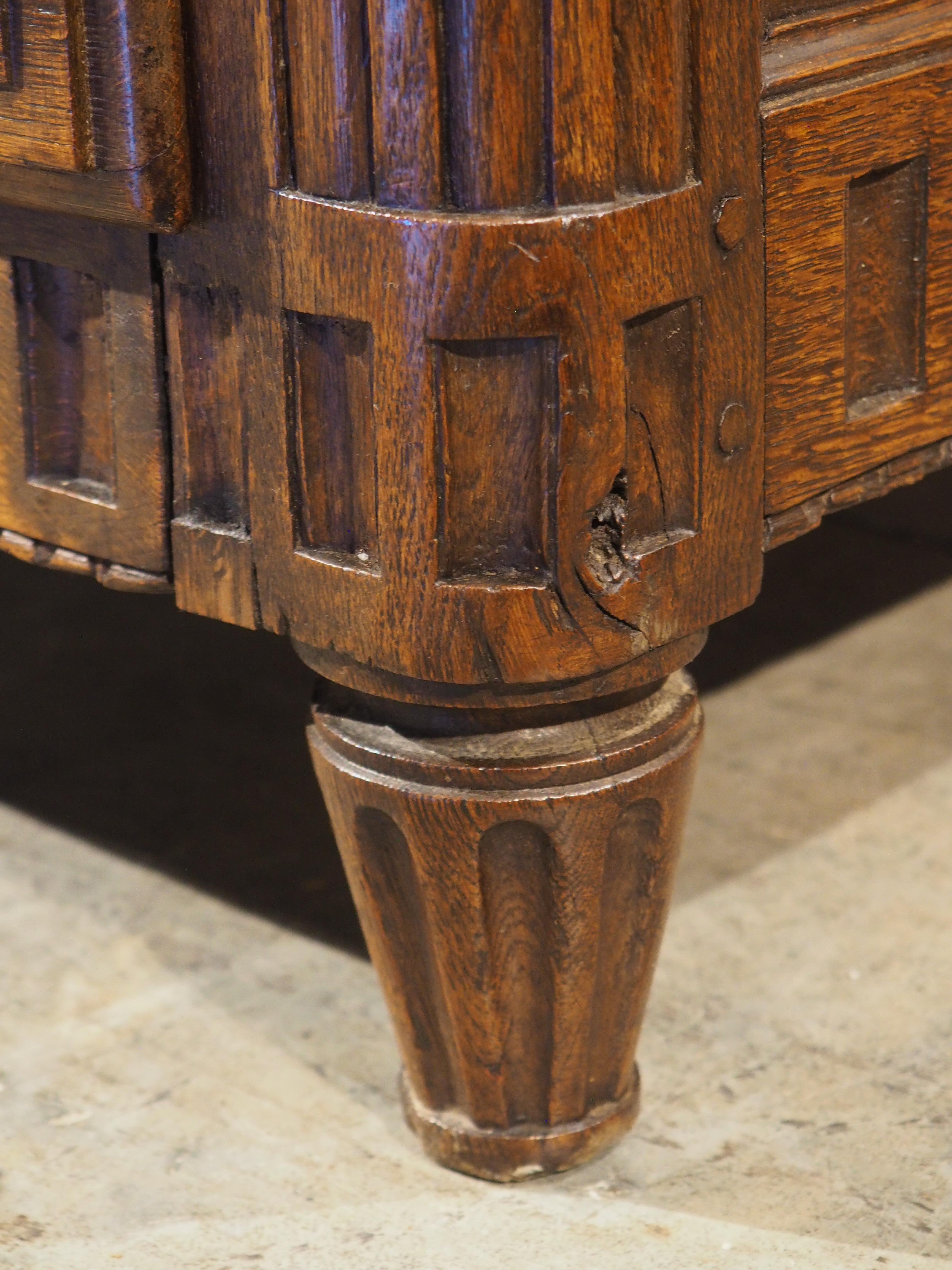 Commode Louis XVI en chêne français sculpté et marbre du XVIIIe siècle en vente 13