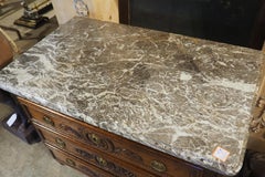 Cómoda Luis XVI francesa tallada en roble y mármol del siglo XVIII