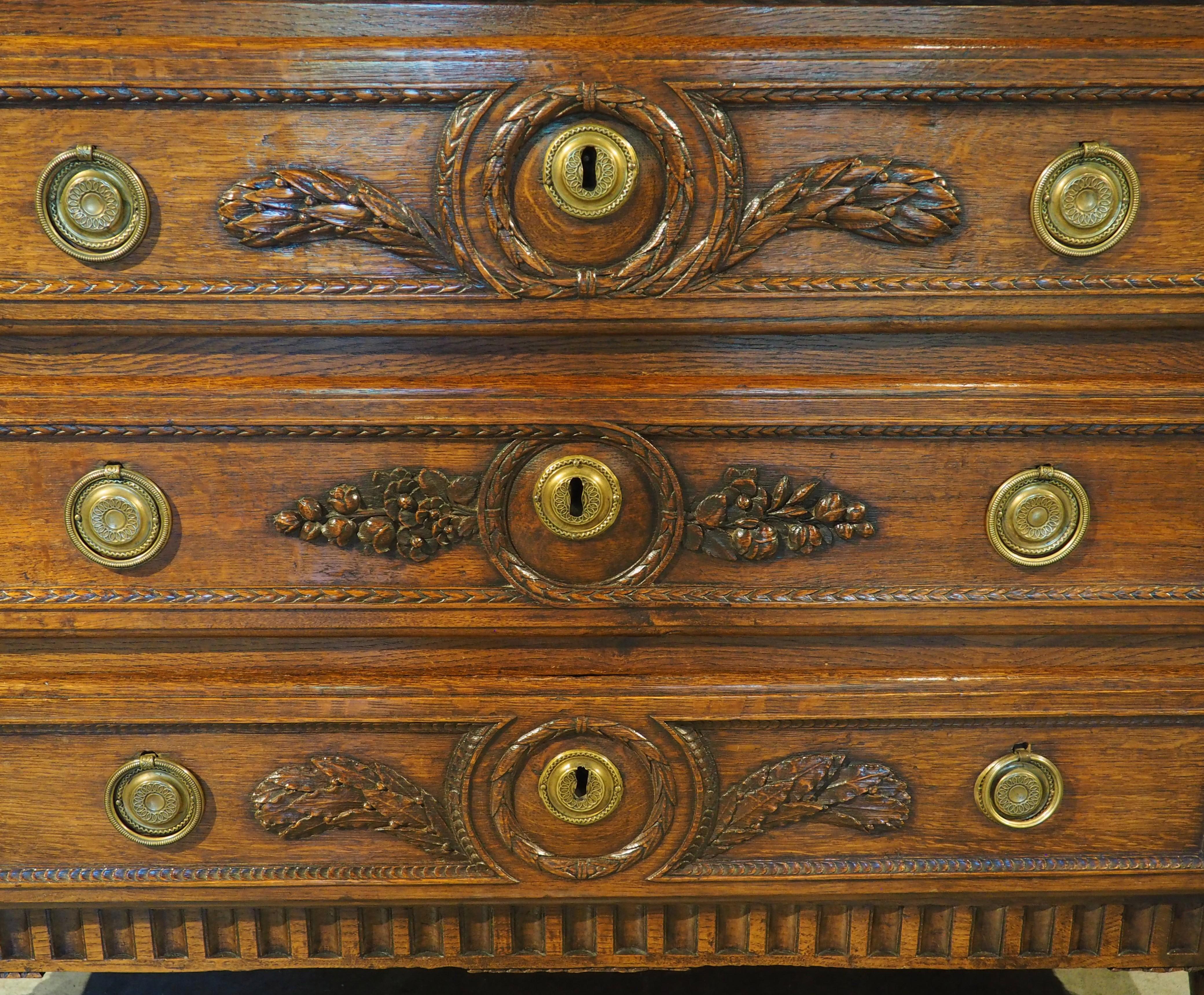 Chanfreiné Commode Louis XVI en chêne français sculpté et marbre du XVIIIe siècle en vente