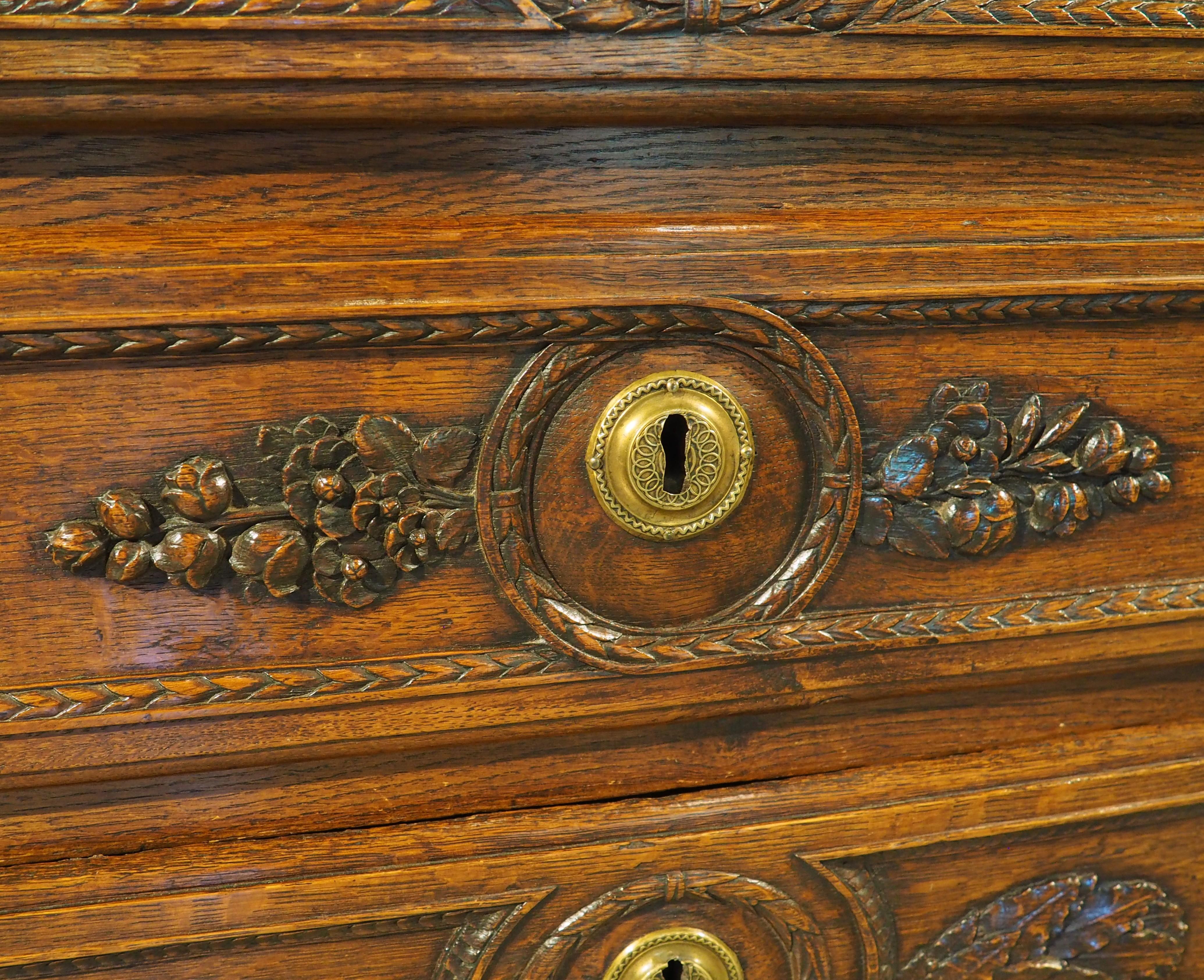 Commode Louis XVI en chêne français sculpté et marbre du XVIIIe siècle Bon état - En vente à Dallas, TX