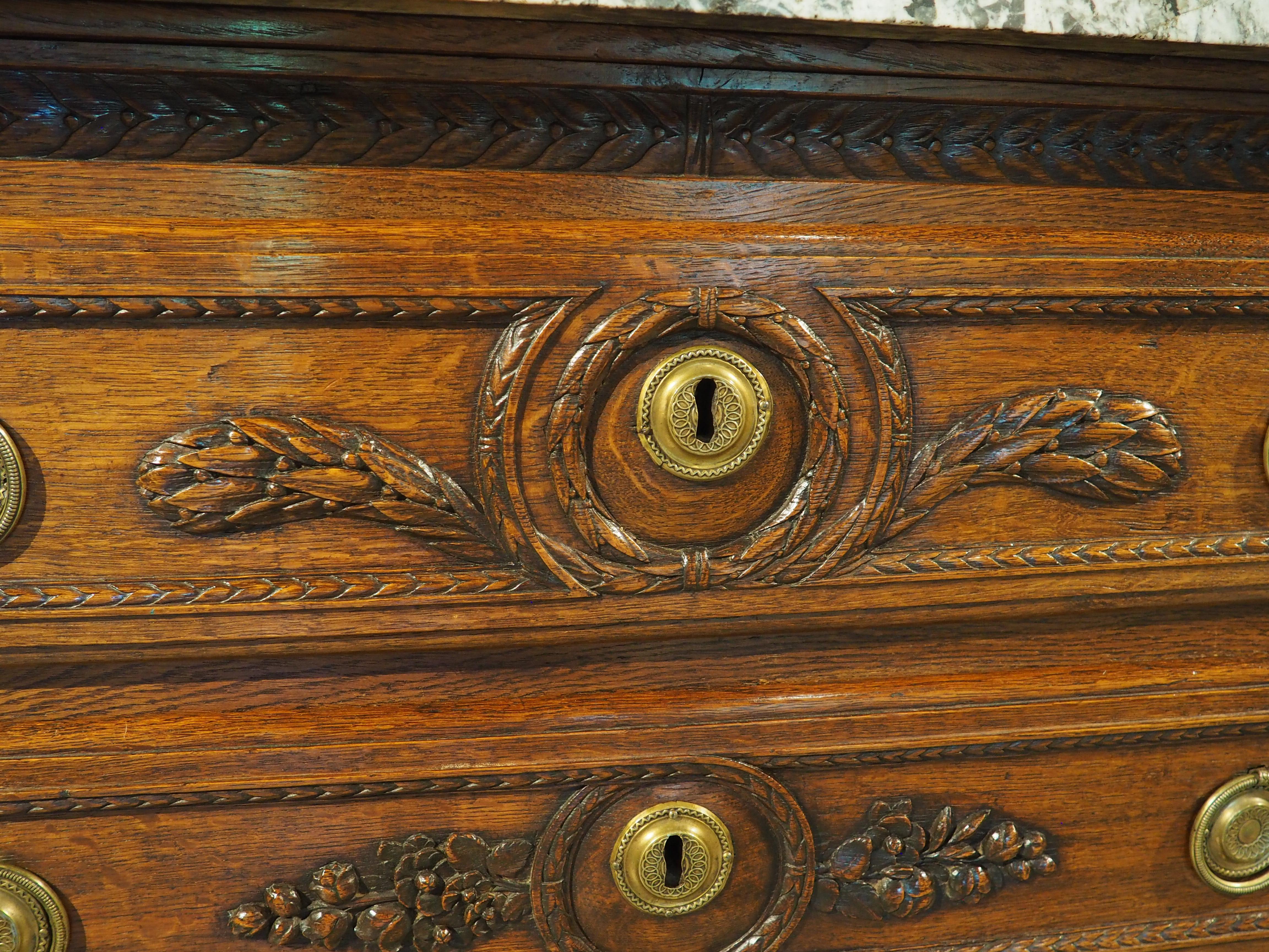 Métal Commode Louis XVI en chêne français sculpté et marbre du XVIIIe siècle en vente