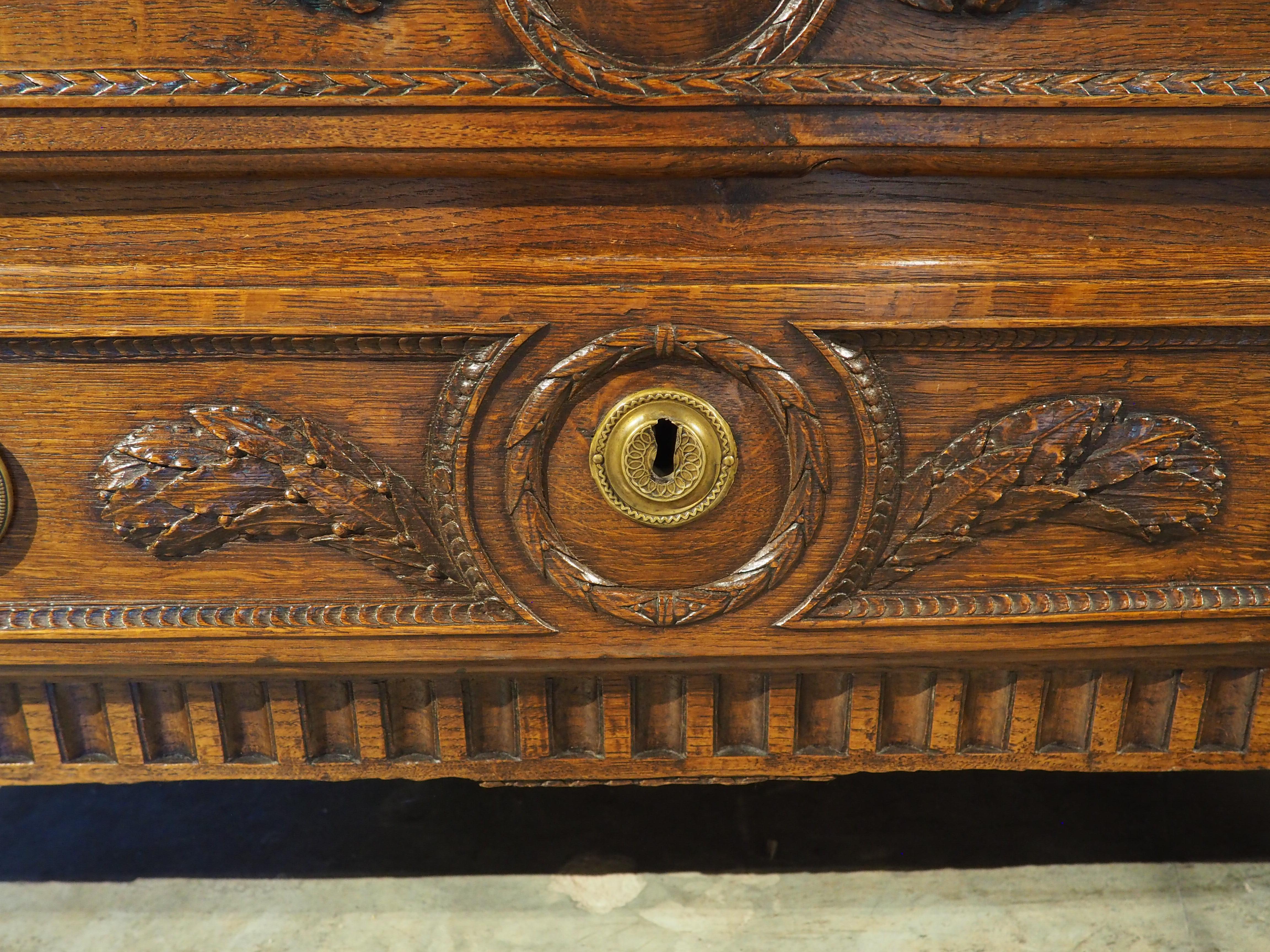 Commode Louis XVI en chêne français sculpté et marbre du XVIIIe siècle en vente 1