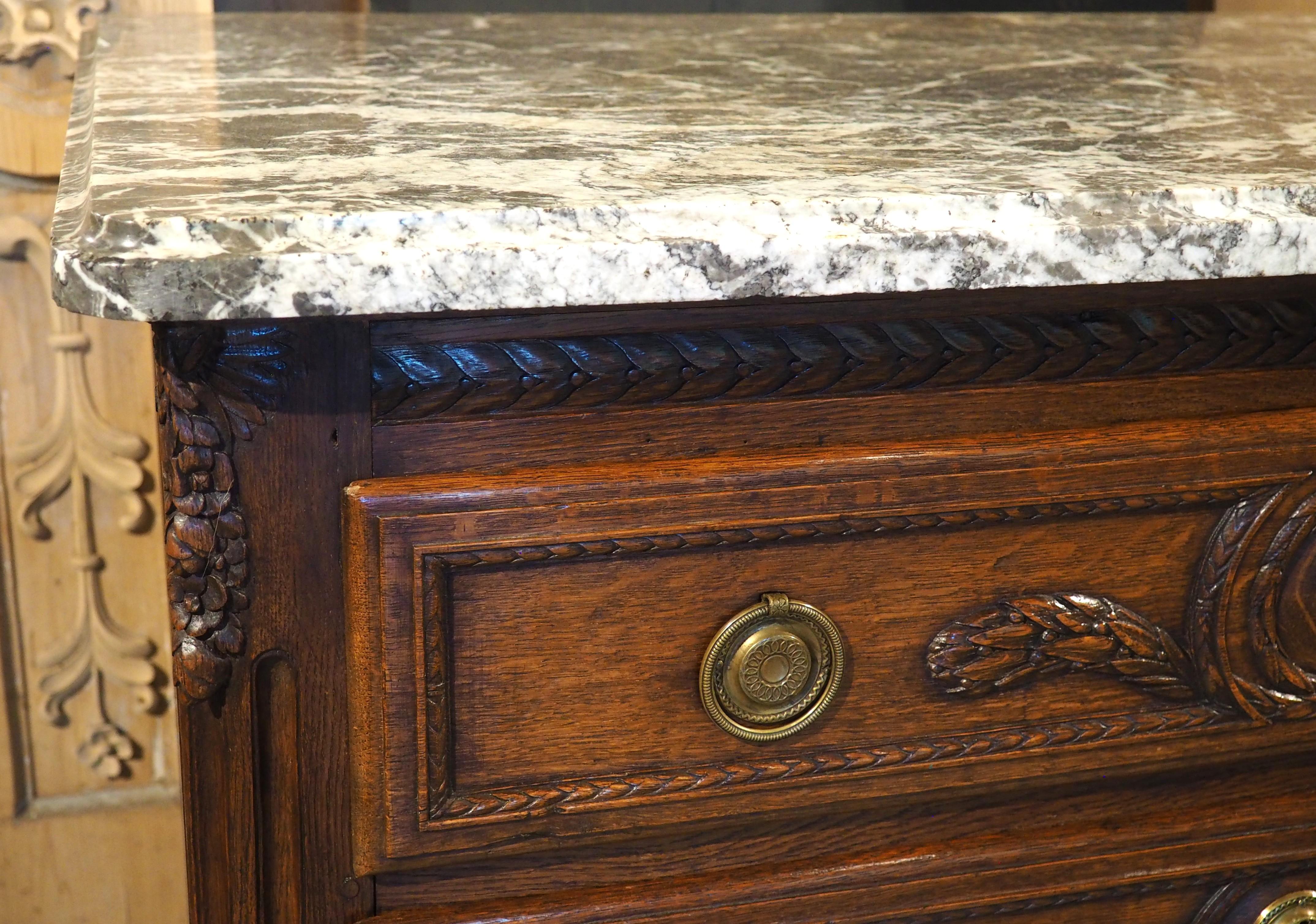 Commode Louis XVI en chêne français sculpté et marbre du XVIIIe siècle en vente 3
