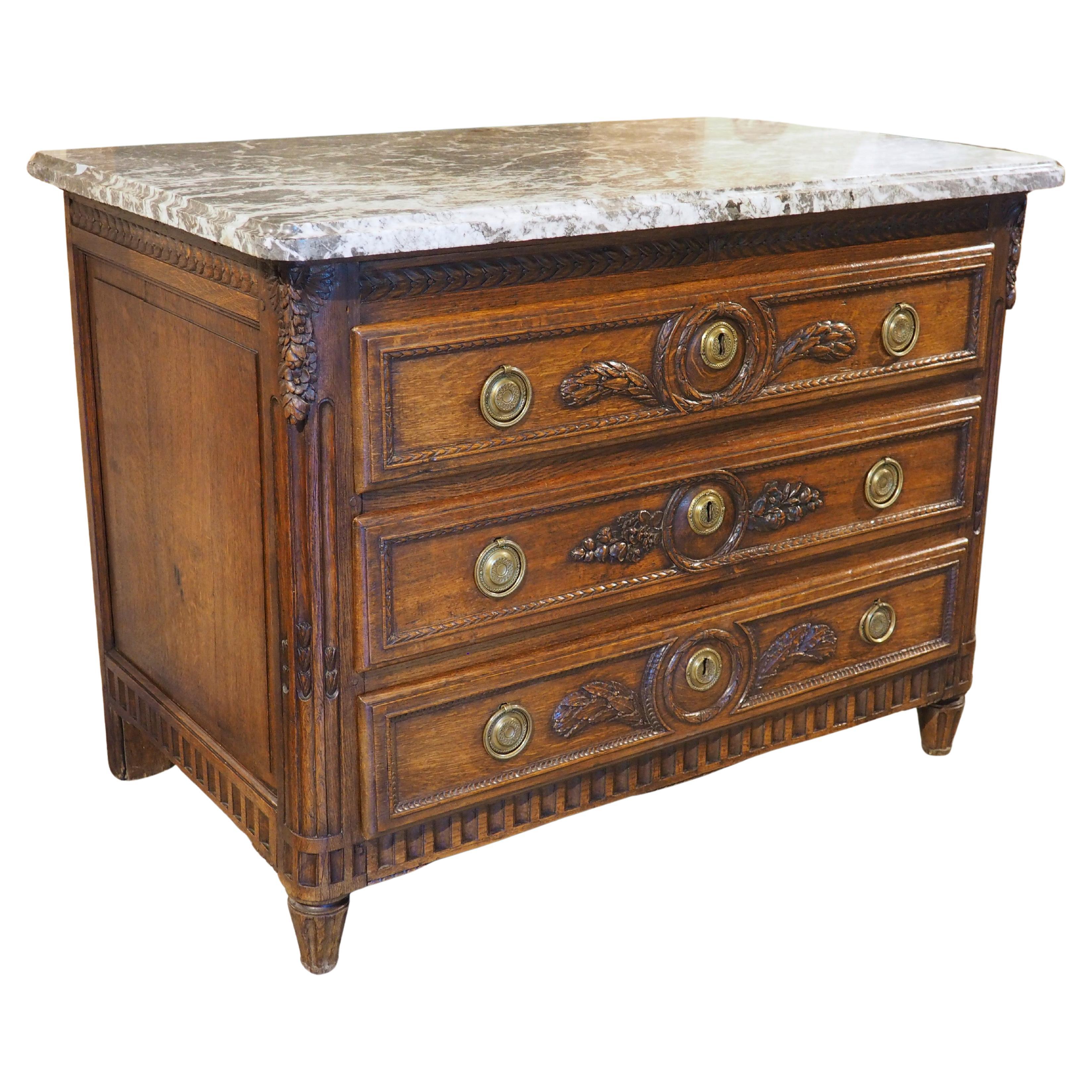Commode Louis XVI en chêne français sculpté et marbre du XVIIIe siècle en vente