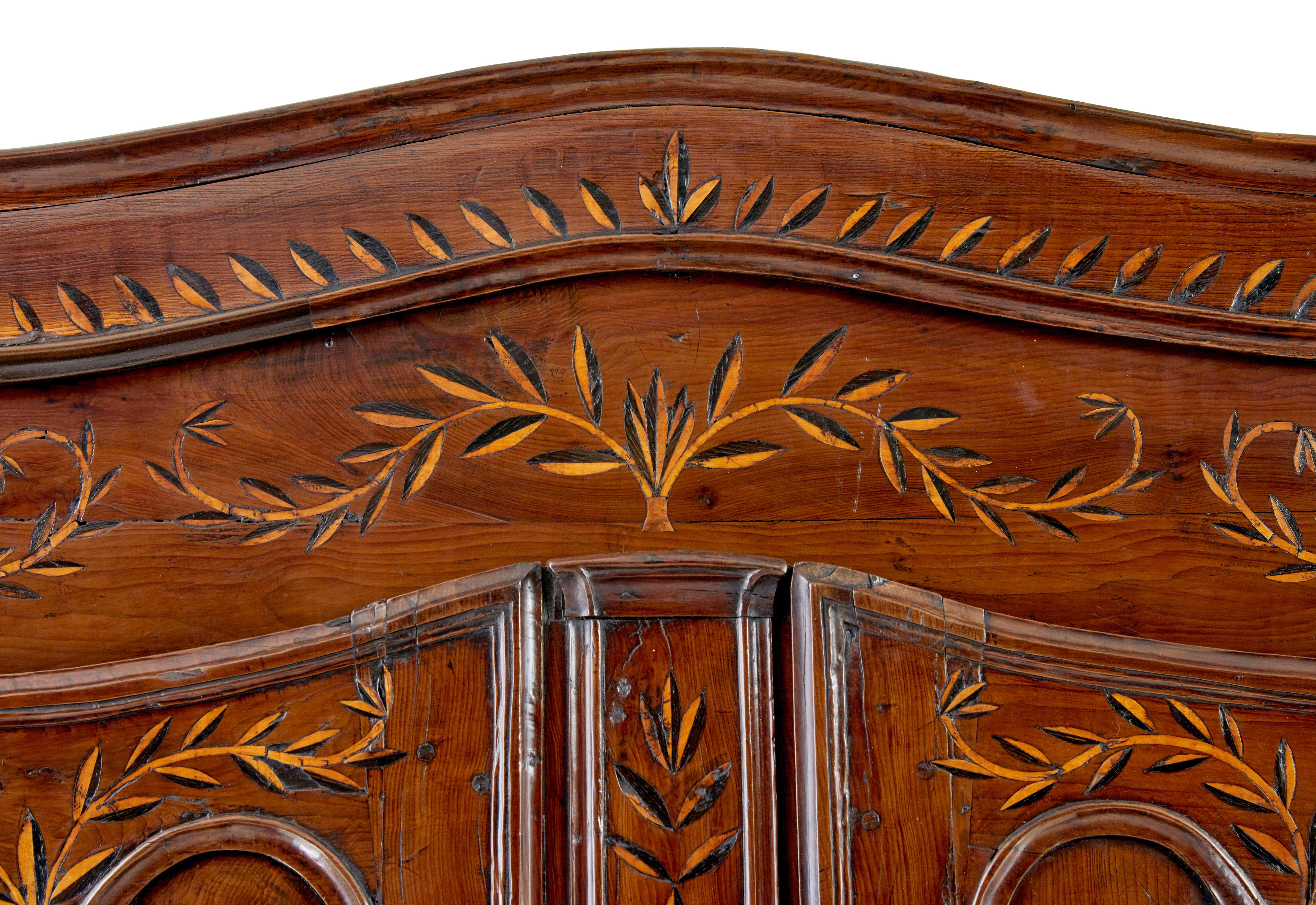 Armoire française du XVIIIe siècle en if et châtaignier sculpté en vente 3