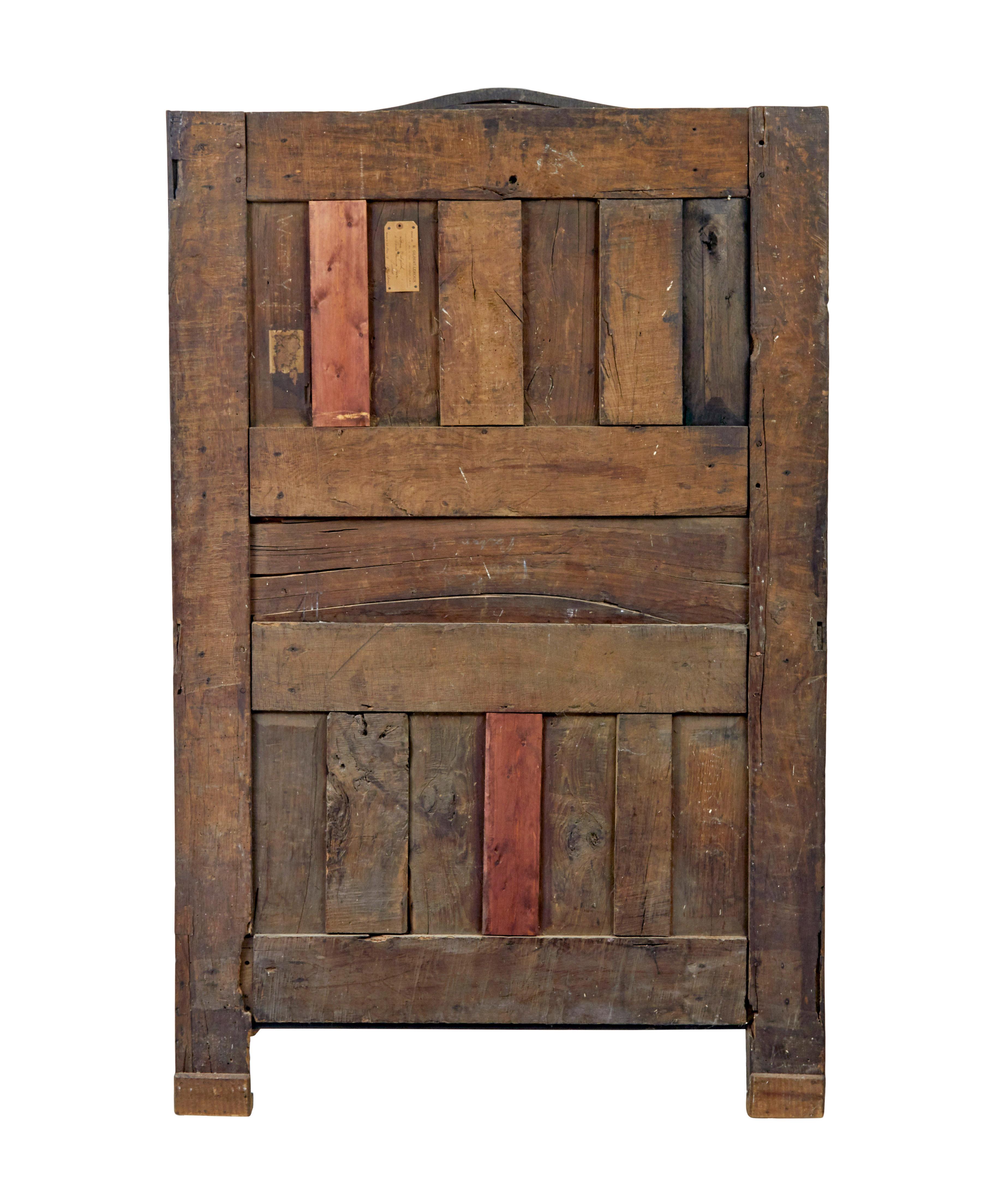 Français Armoire française du XVIIIe siècle en if et châtaignier sculpté en vente