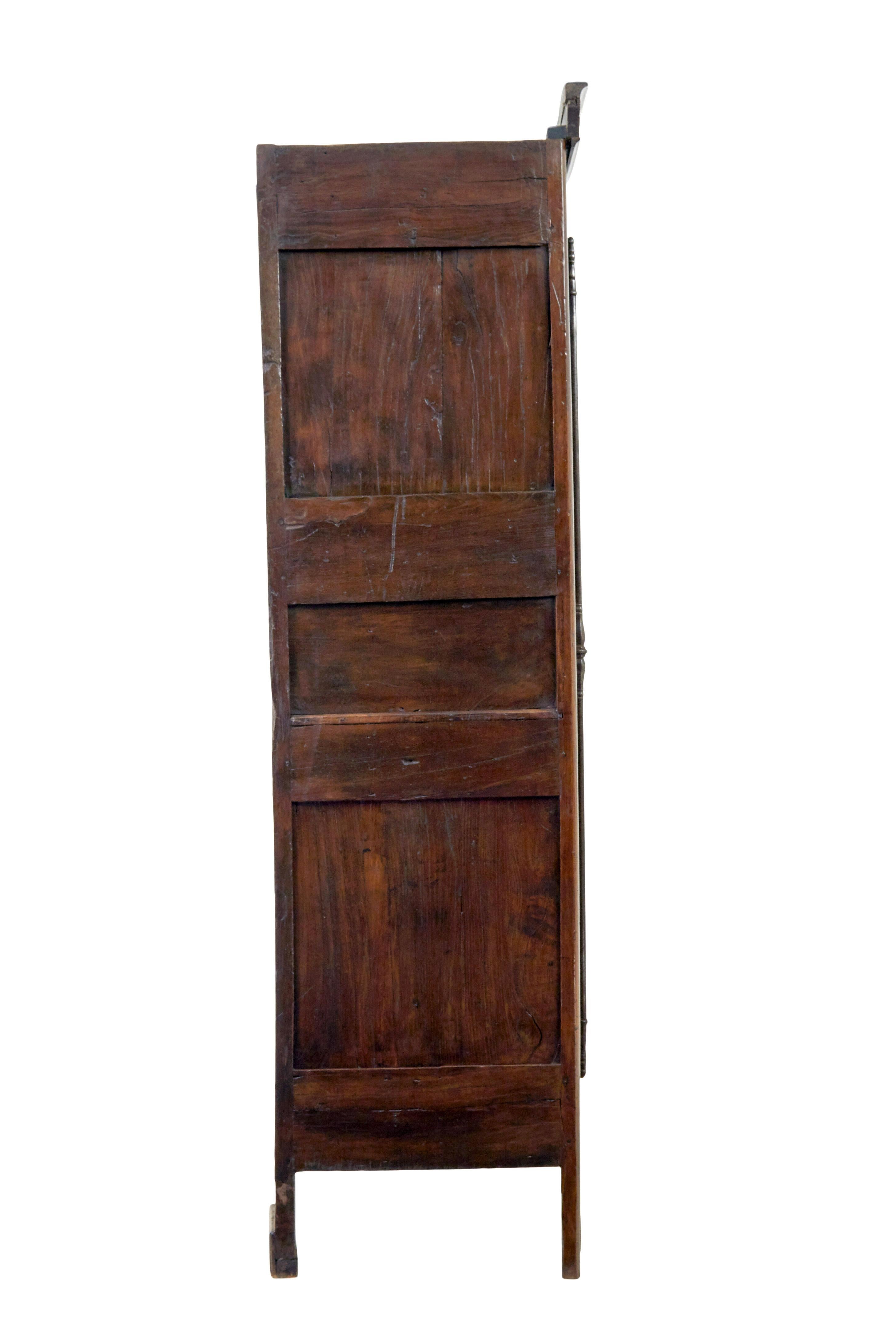 Sculpté Armoire française du XVIIIe siècle en if et châtaignier sculpté en vente