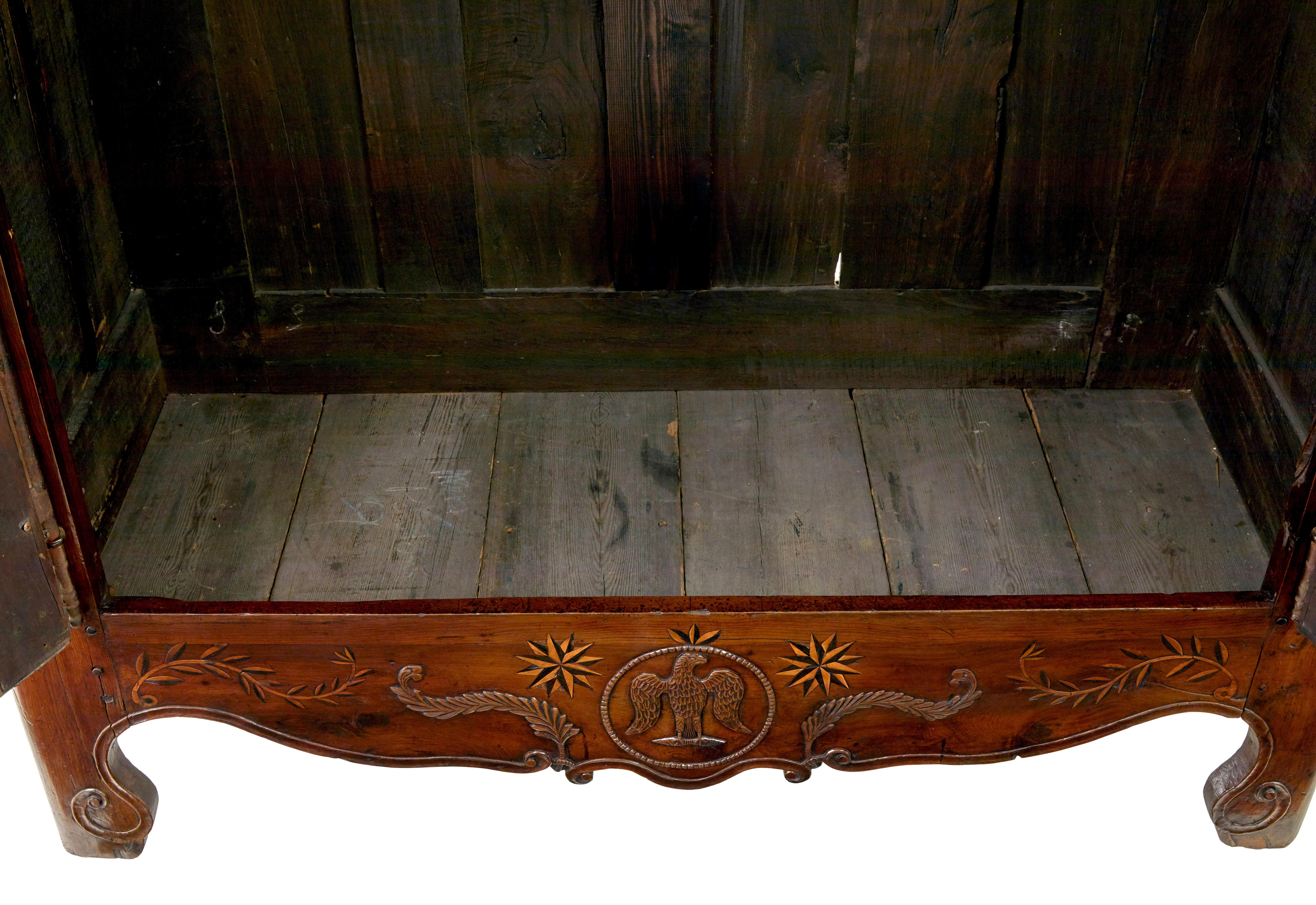 Armoire française du XVIIIe siècle en if et châtaignier sculpté en vente 2