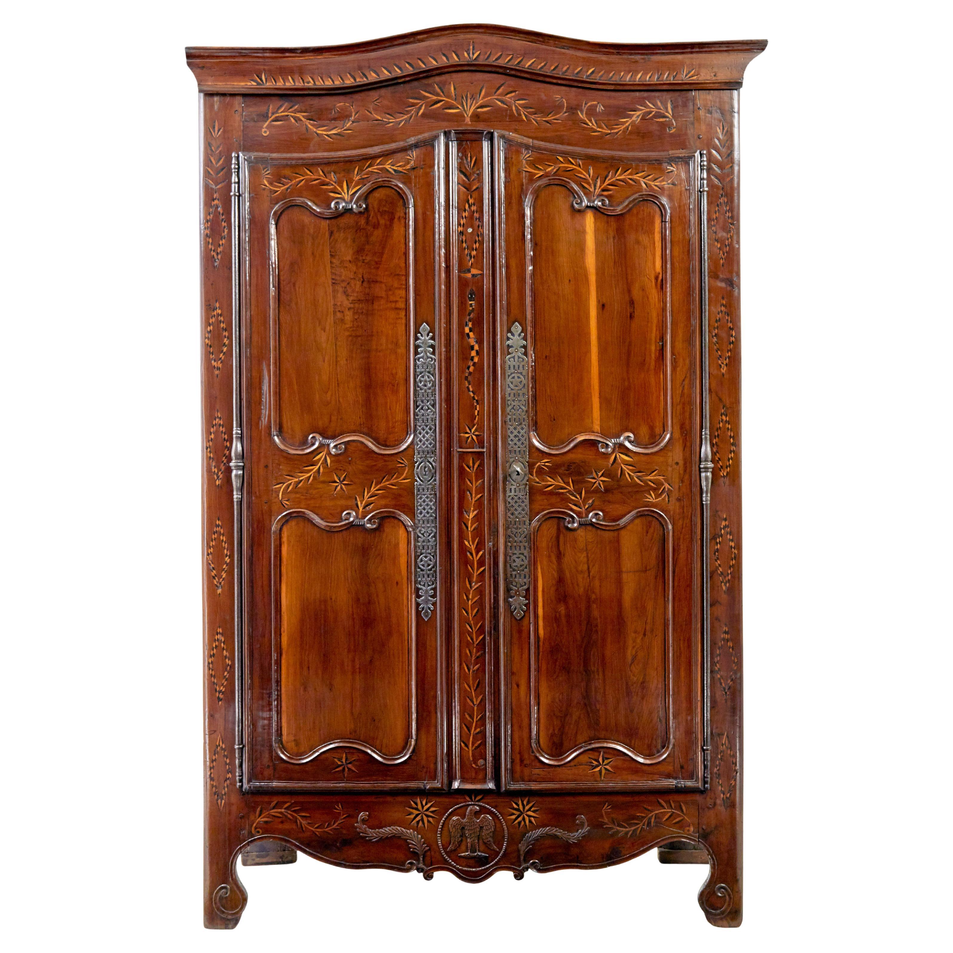 Geschnitzter französischer Eiben- und Kastanienschrank aus dem 18.