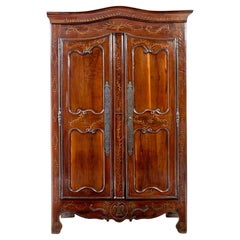 Armoire française du XVIIIe siècle en if et châtaignier sculpté