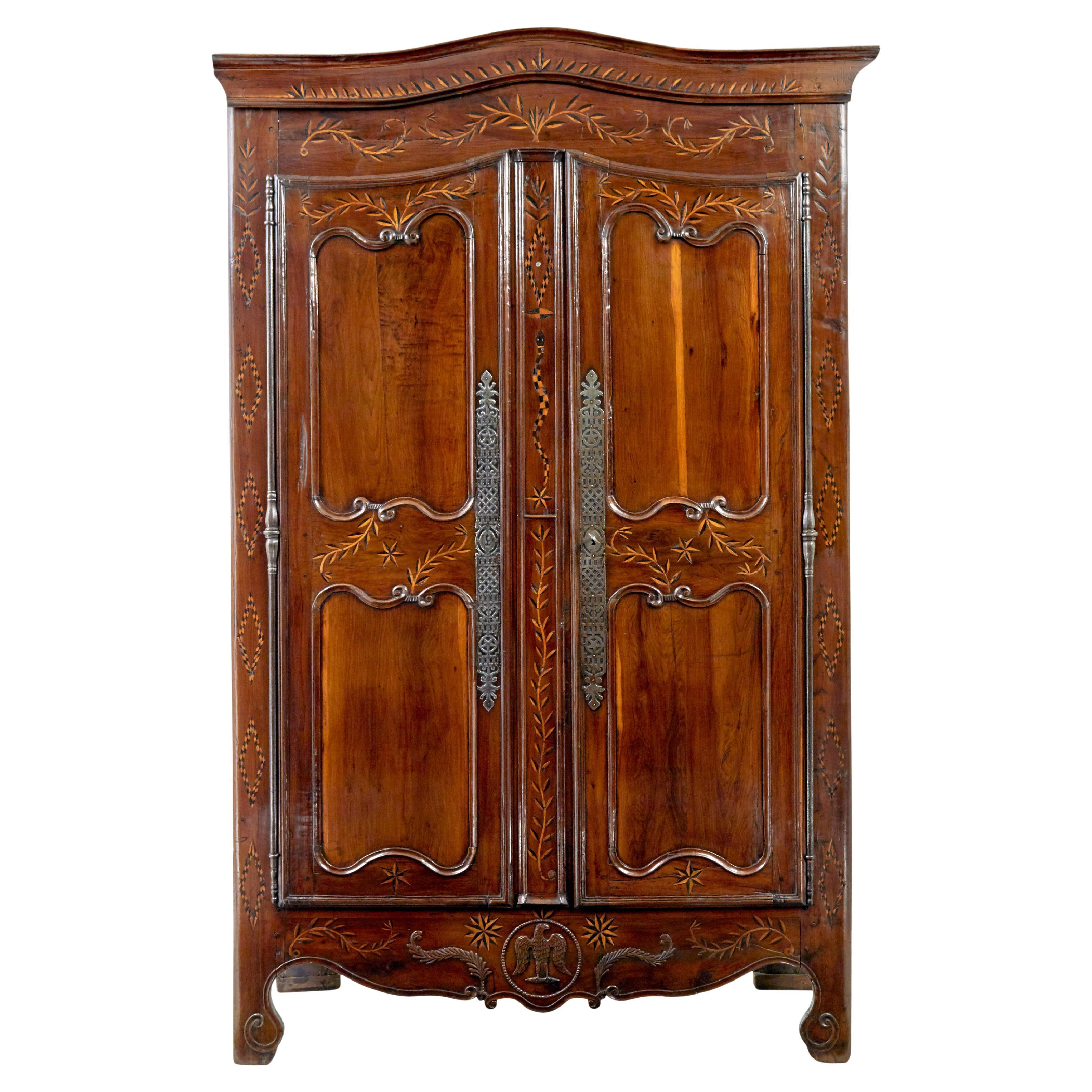 Armoire française du XVIIIe siècle en if et châtaignier sculpté en vente