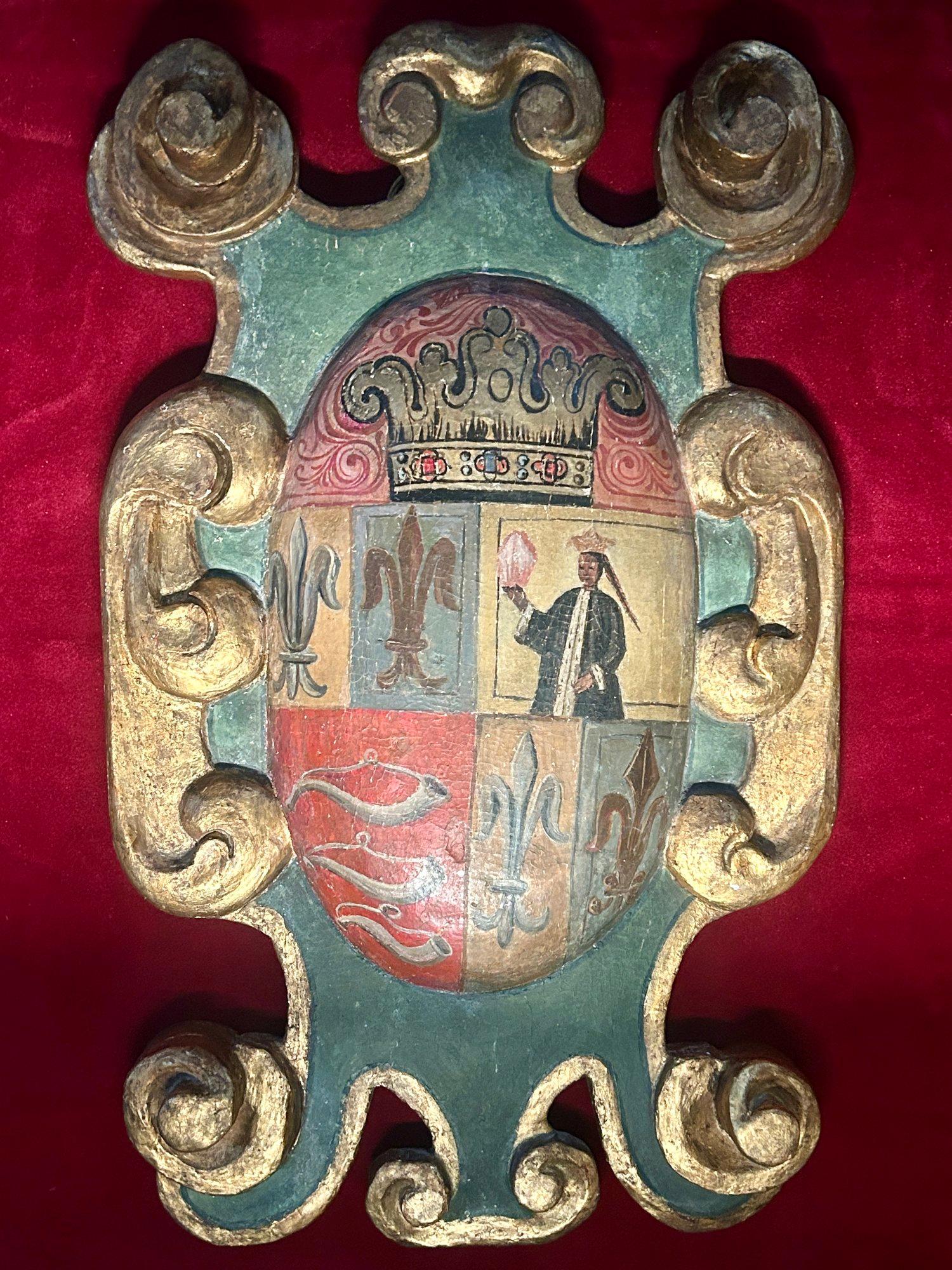 Plaque de cartouche du 18ème siècle sculptée, dorée et polychromée avec armoiries en vente 2