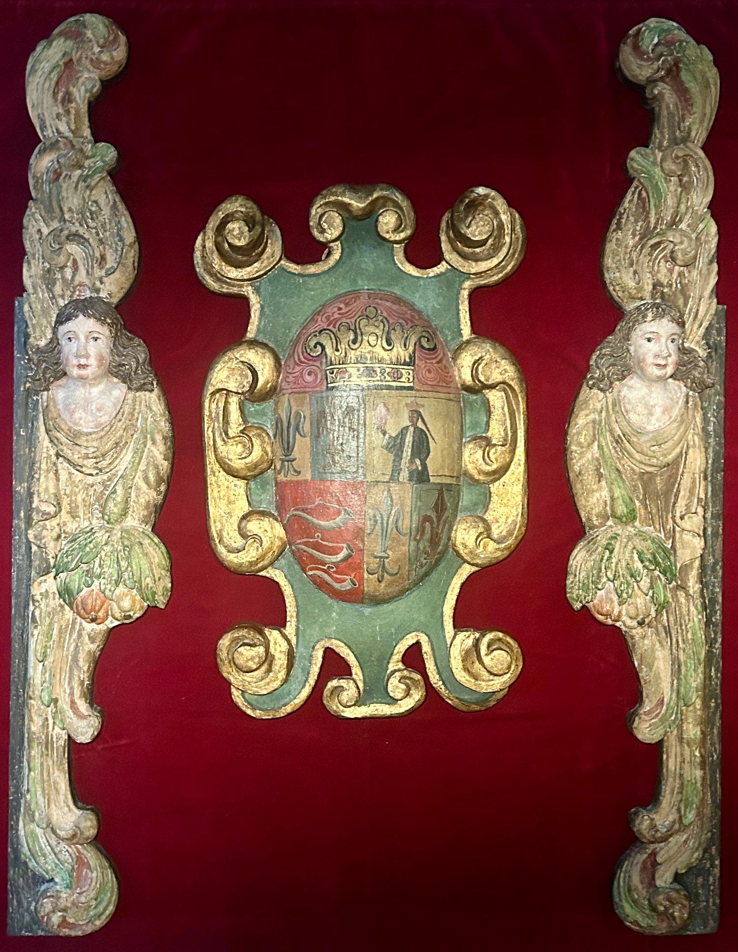 Plaque de cartouche du 18ème siècle sculptée, dorée et polychromée avec armoiries en vente 3