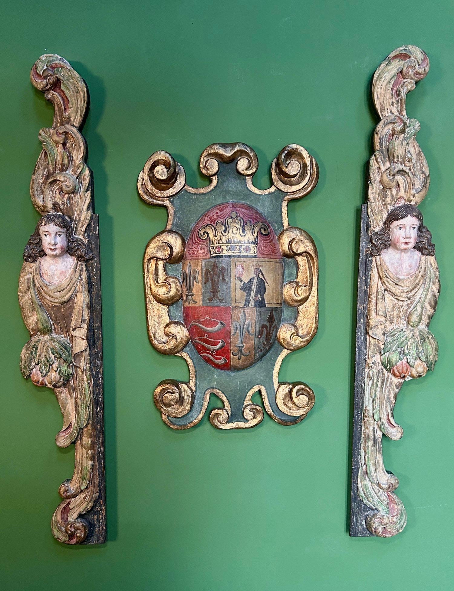 Plaque de cartouche du 18ème siècle sculptée, dorée et polychromée avec armoiries en vente 4