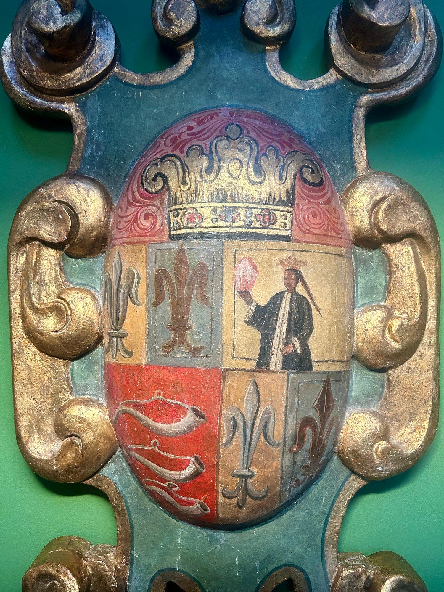 Rococo Plaque de cartouche du 18ème siècle sculptée, dorée et polychromée avec armoiries en vente