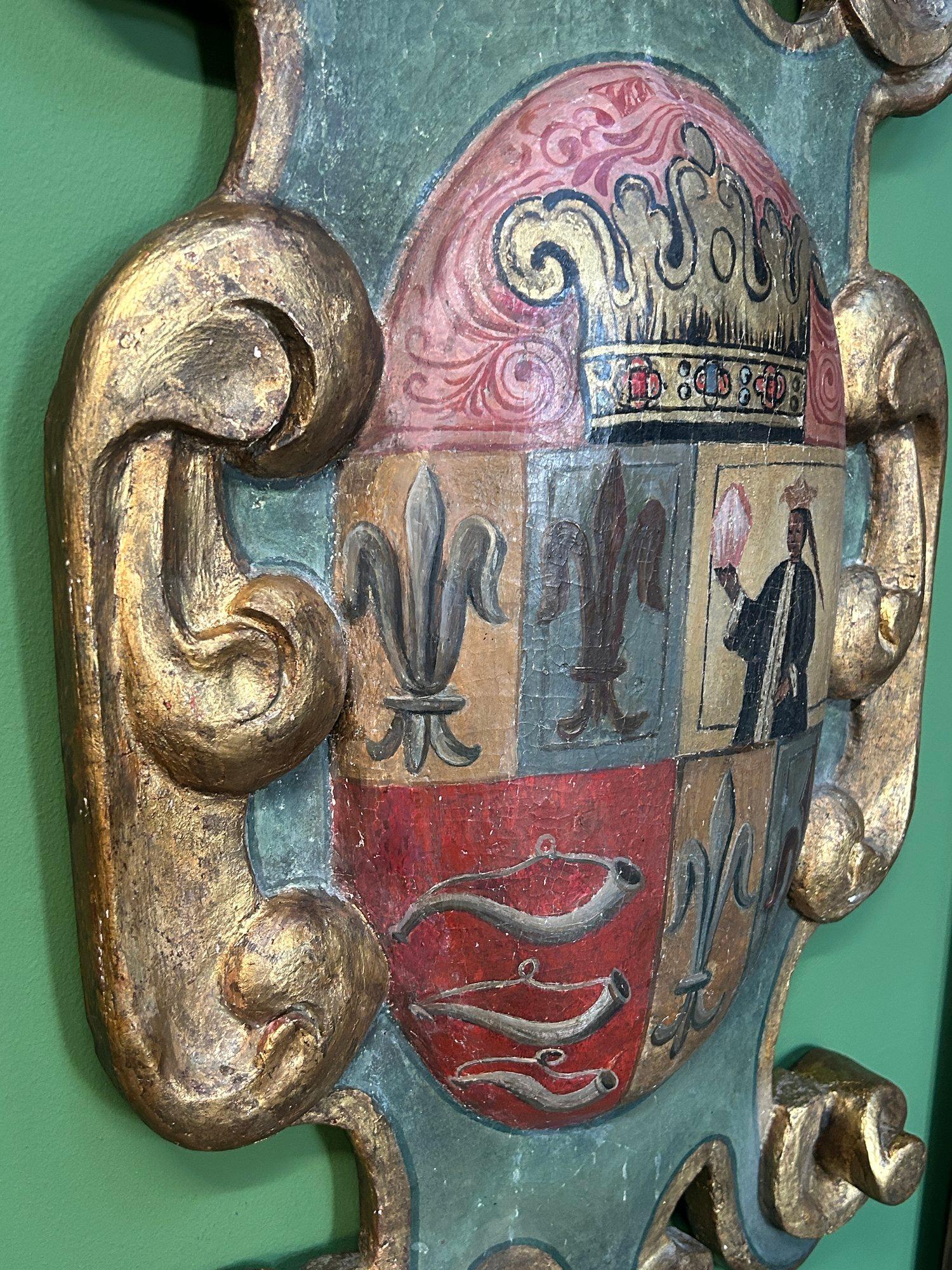 Français Plaque de cartouche du 18ème siècle sculptée, dorée et polychromée avec armoiries en vente