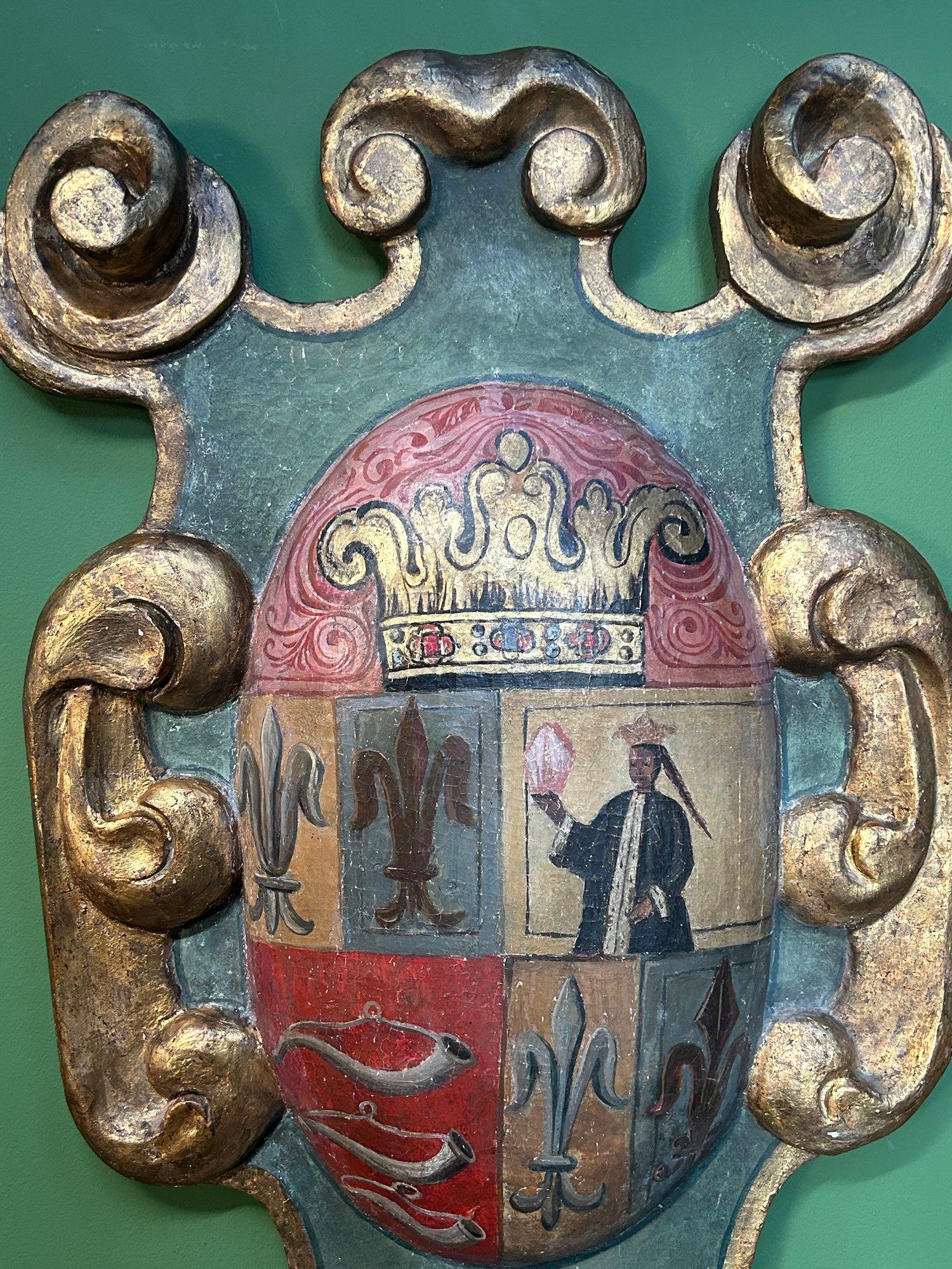 Sculpté à la main Plaque de cartouche du 18ème siècle sculptée, dorée et polychromée avec armoiries en vente