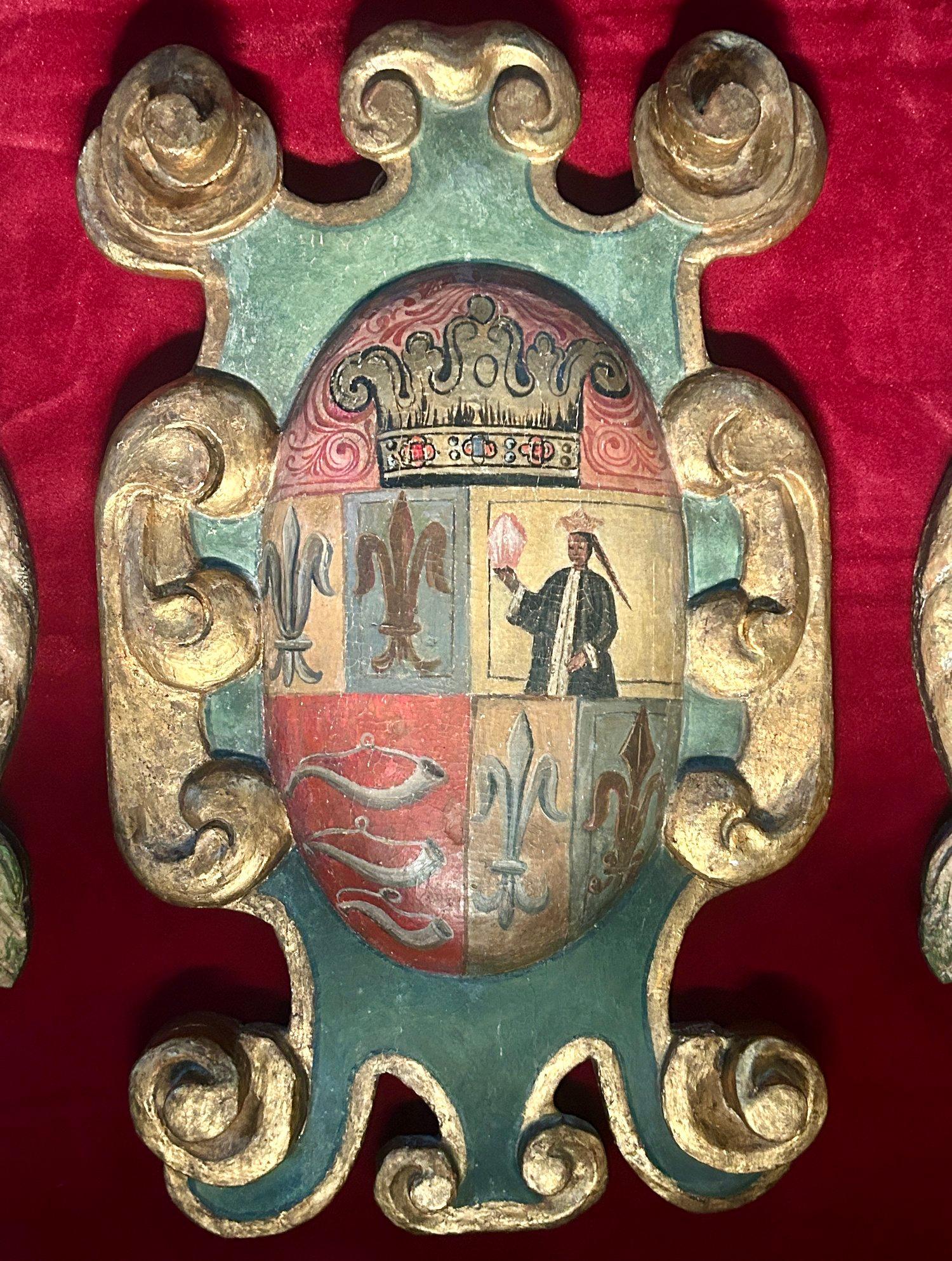 Plaque de cartouche du 18ème siècle sculptée, dorée et polychromée avec armoiries Bon état - En vente à London, GB