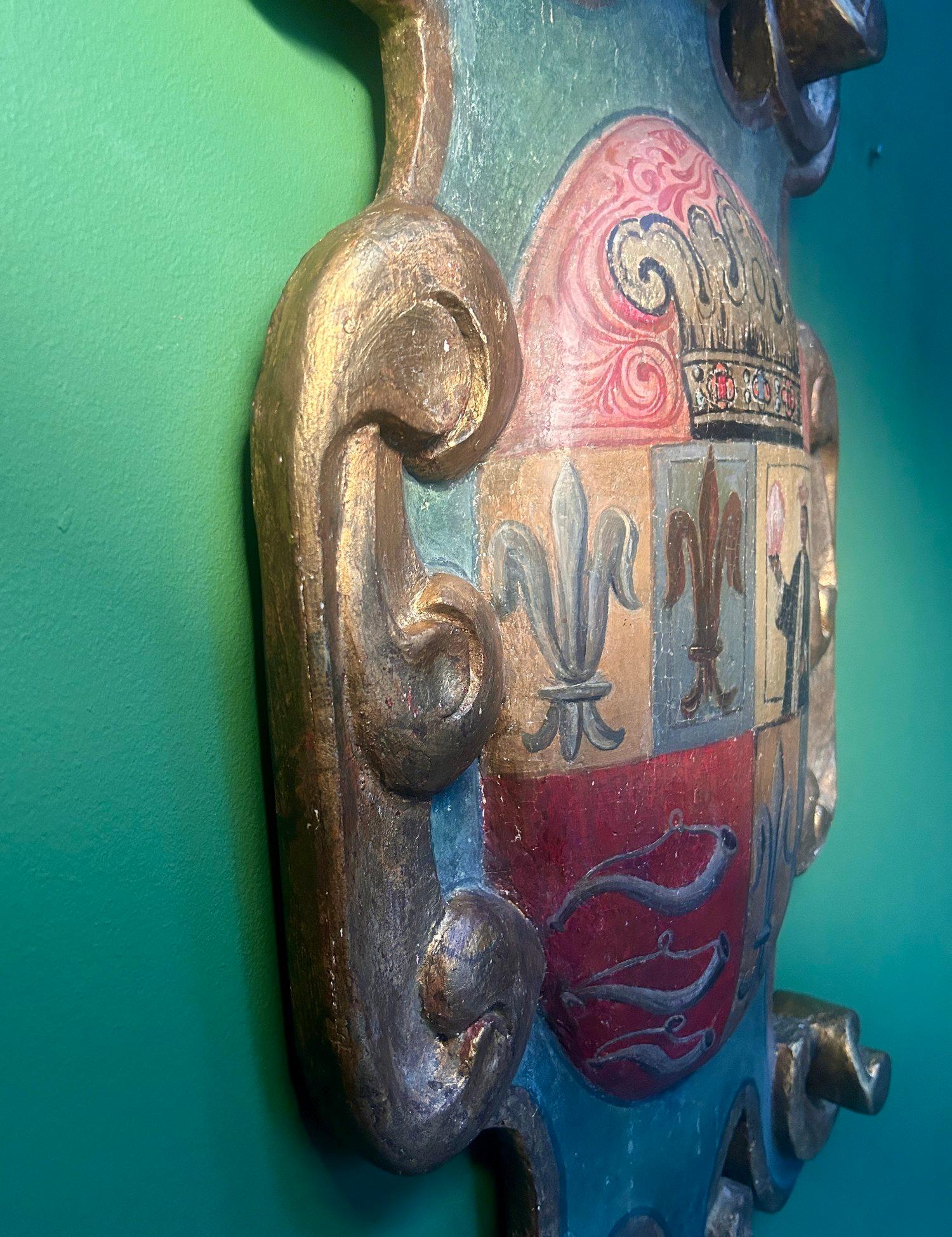 Bois Plaque de cartouche du 18ème siècle sculptée, dorée et polychromée avec armoiries en vente