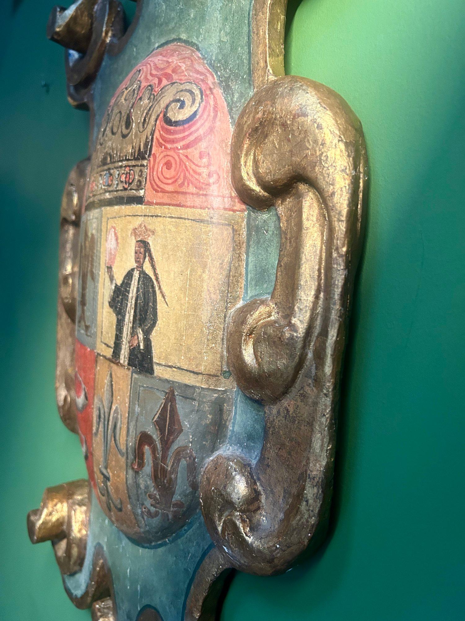 Plaque de cartouche du 18ème siècle sculptée, dorée et polychromée avec armoiries en vente 1