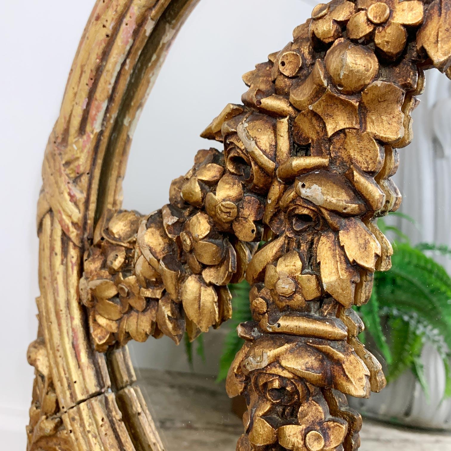 Néoclassique Miroir à guirlandes florales en bois sculpté et doré du 18e siècle en vente