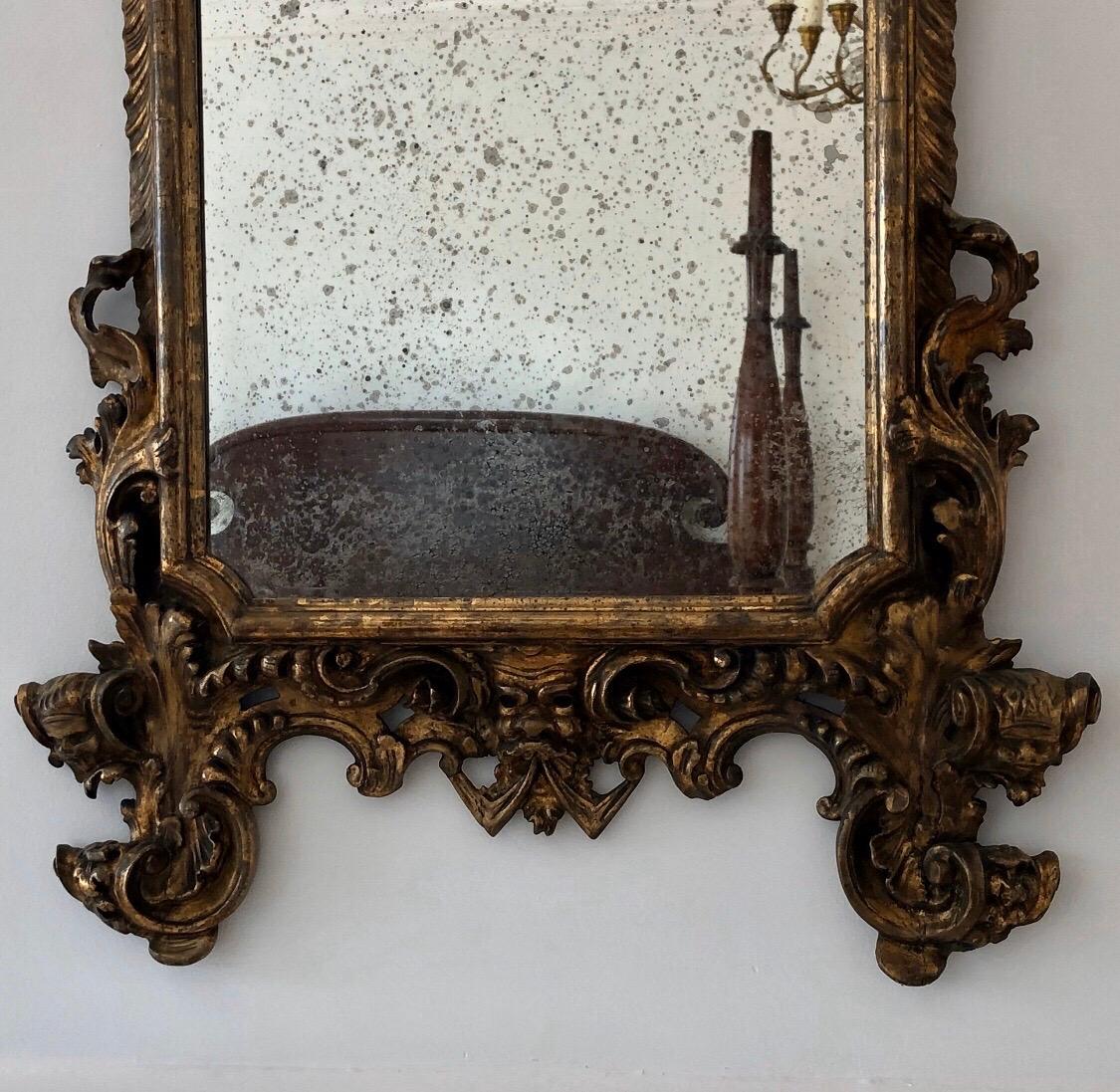 Baroque Miroir baroque italien en bois doré sculpté du XVIIIe siècle en vente