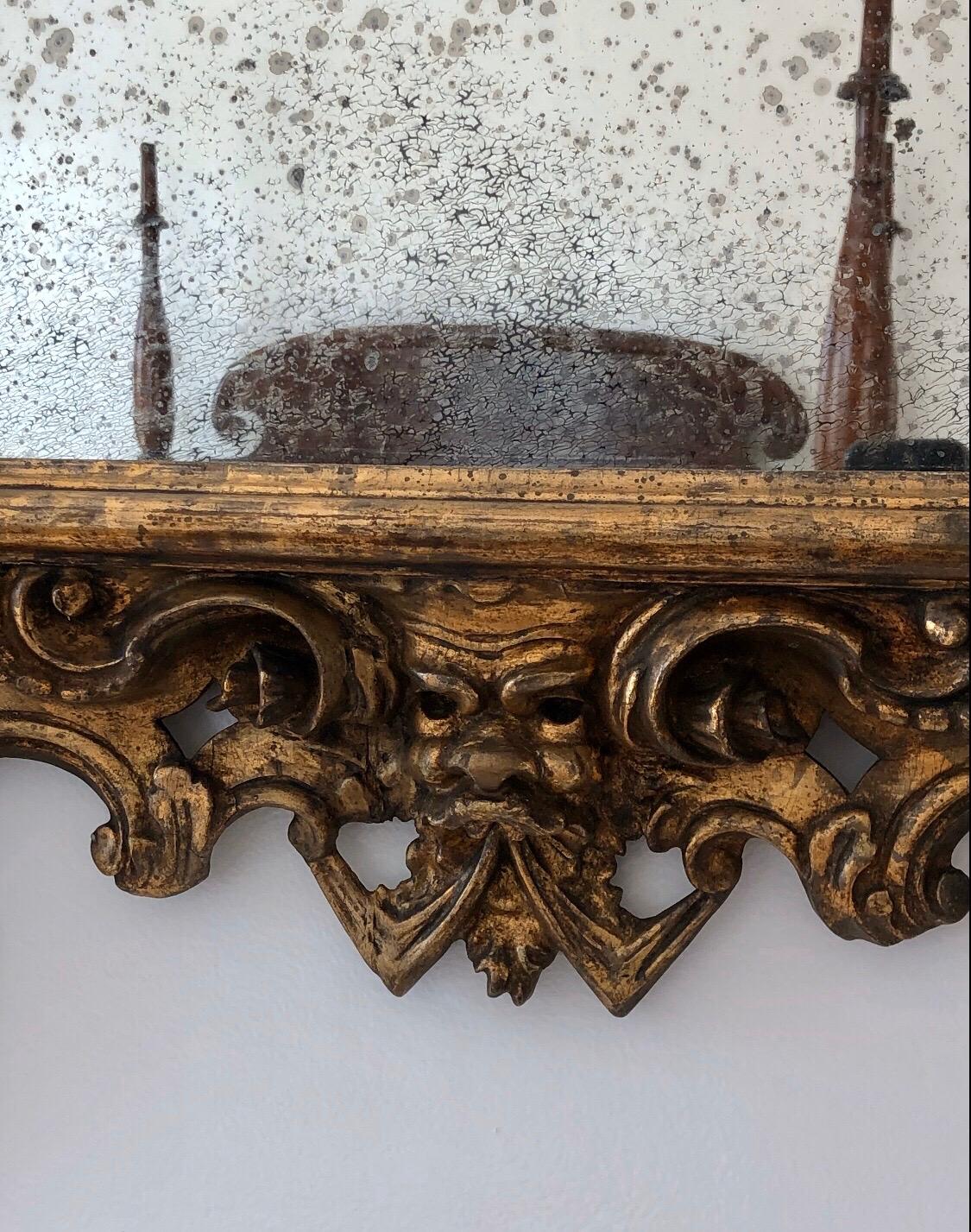 Miroir baroque italien en bois doré sculpté du XVIIIe siècle Bon état - En vente à Charleston, SC