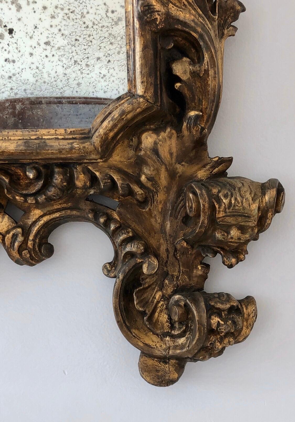 Miroir baroque italien en bois doré sculpté du XVIIIe siècle en vente 1