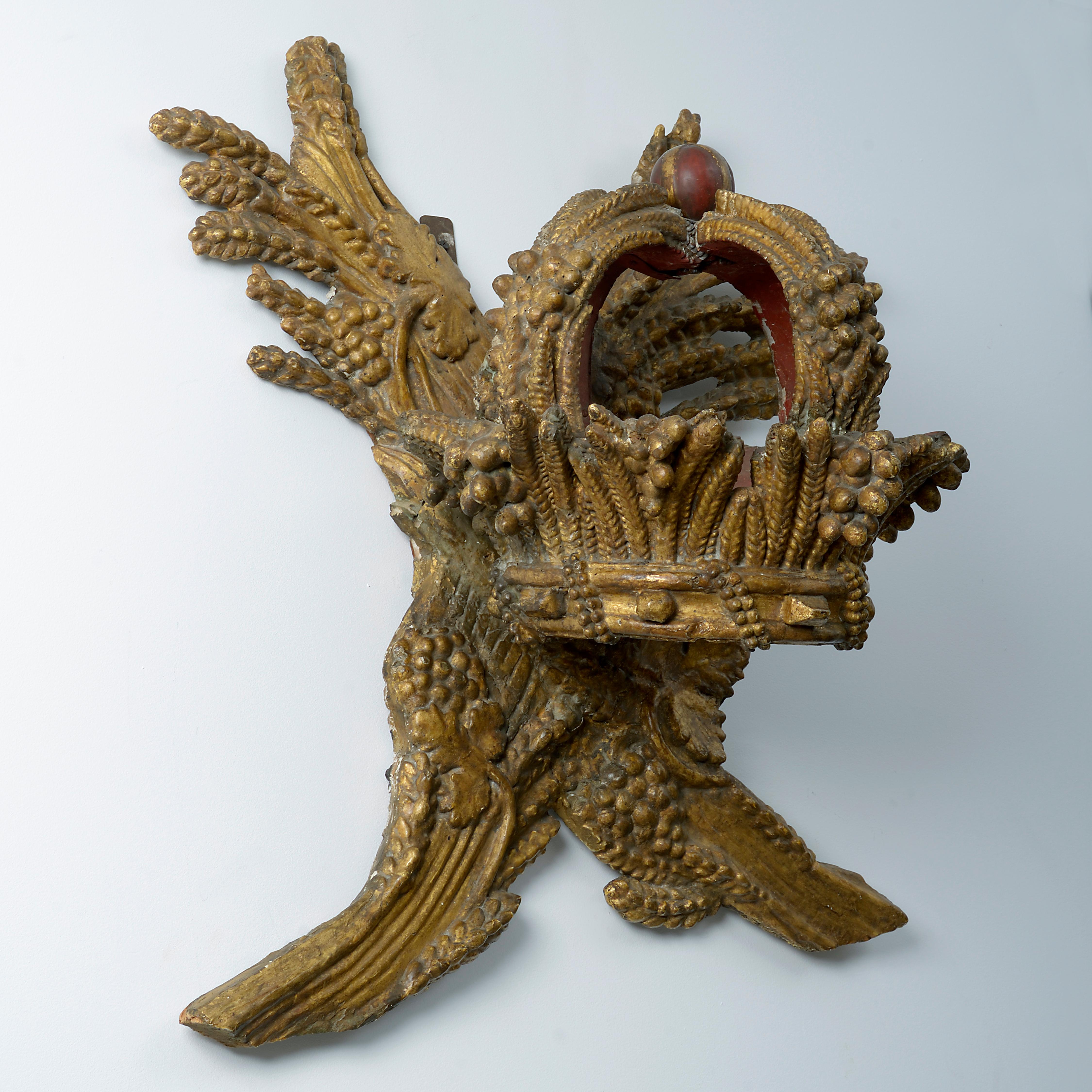 18. Jahrhundert geschnitzt Giltwood Bett Krone Baldachin (Louis XV.) im Angebot