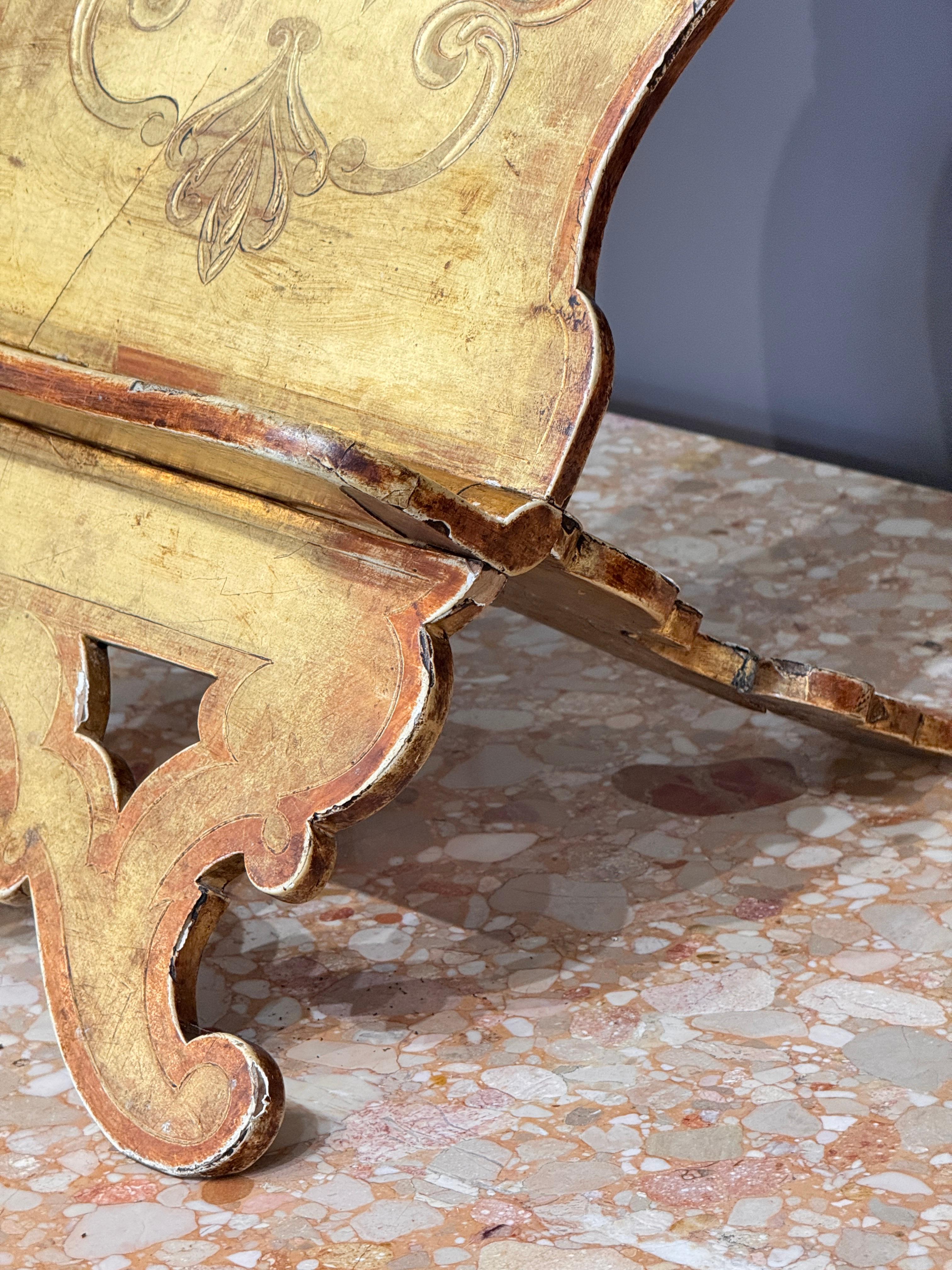18. Jahrhundert geschnitzt Giltwood Buch Stand im Zustand „Gut“ im Angebot in Charlottesville, VA