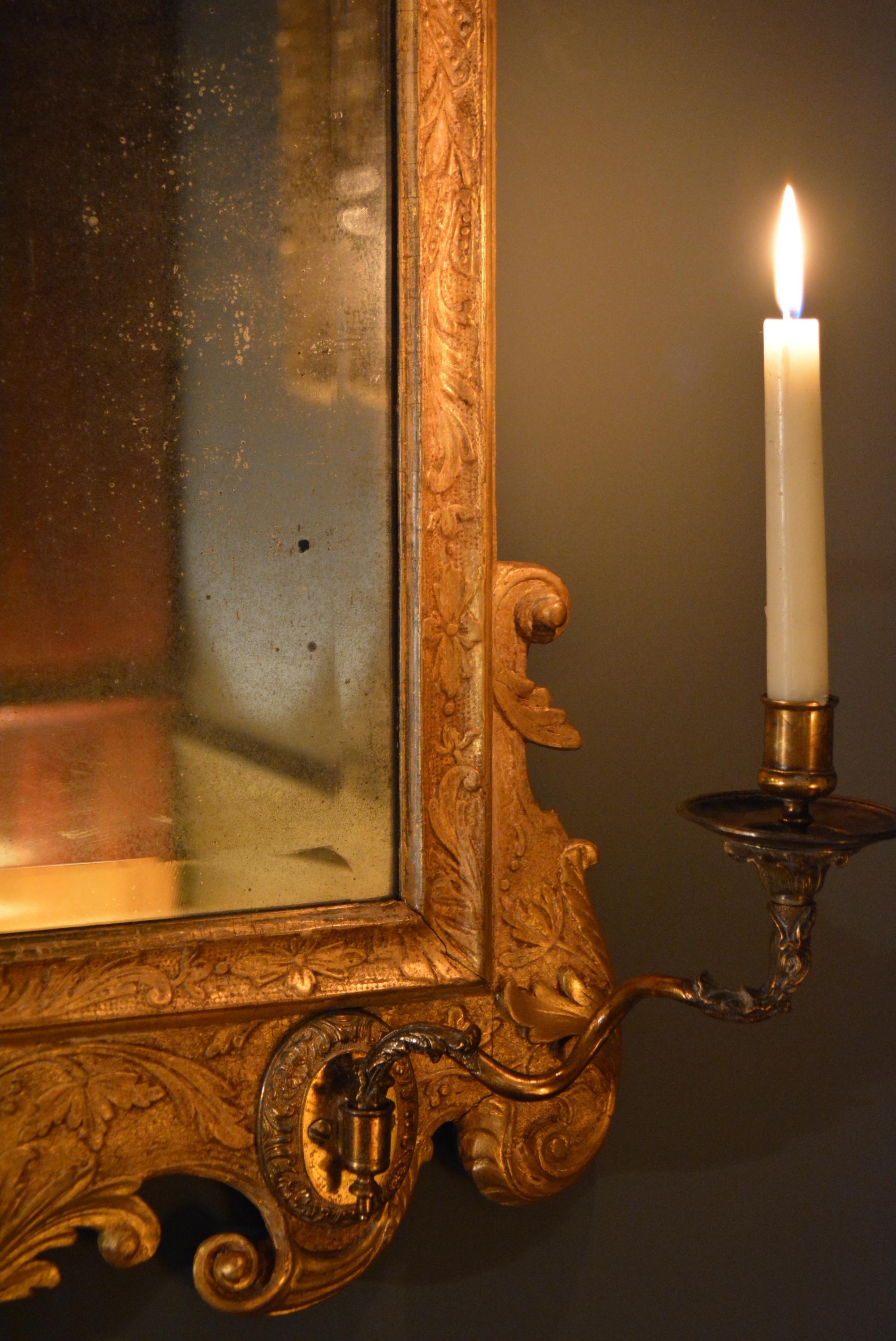 18th Century Carved Giltwood Gesso Mirror with Candle Sconces In Good Condition For Sale In Salisbury Wiltshire, GB