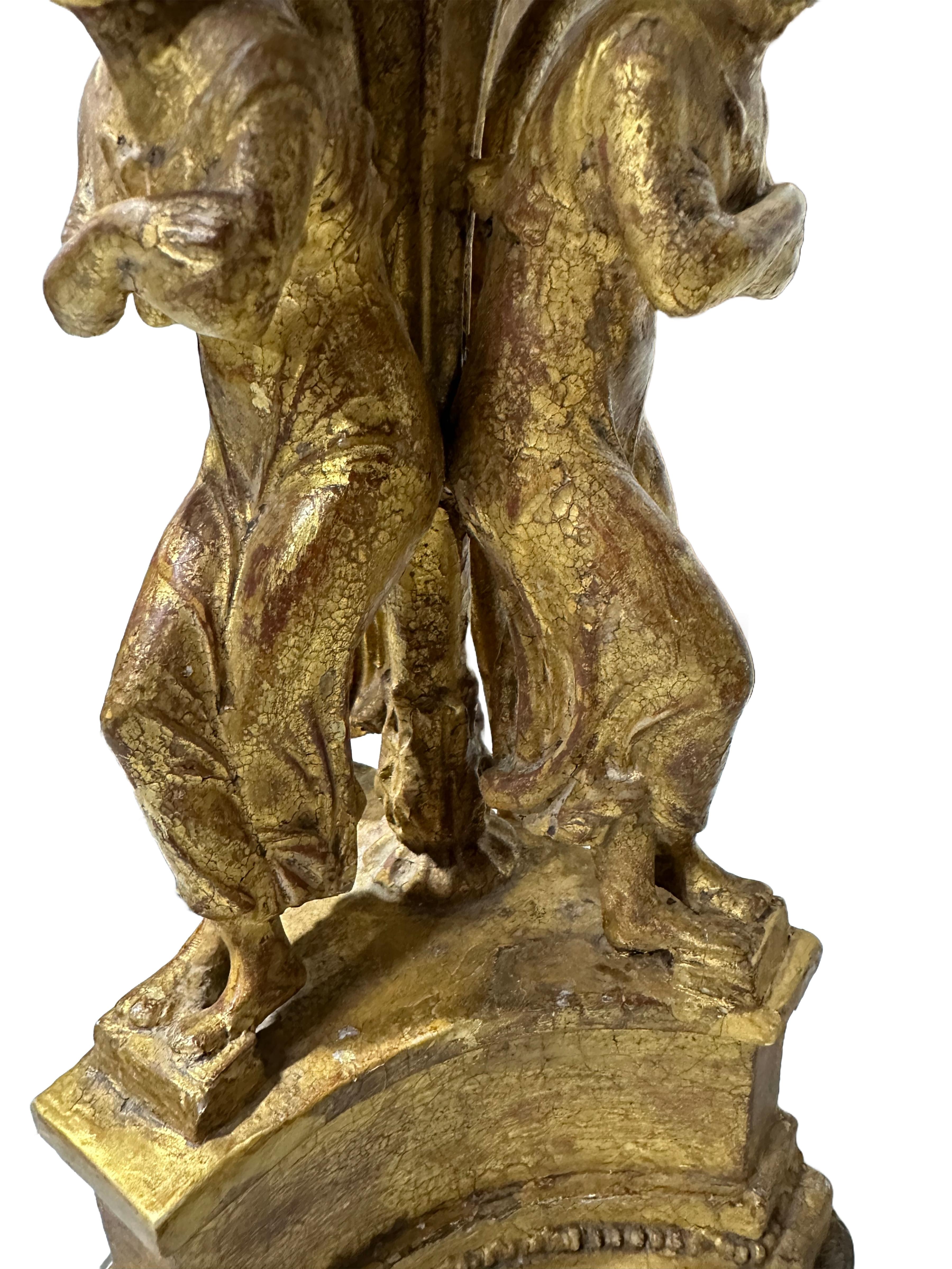 Lampes du XVIIIe siècle en bois doré sculpté sur base acrylique représentant la danse des Muses en vente 3