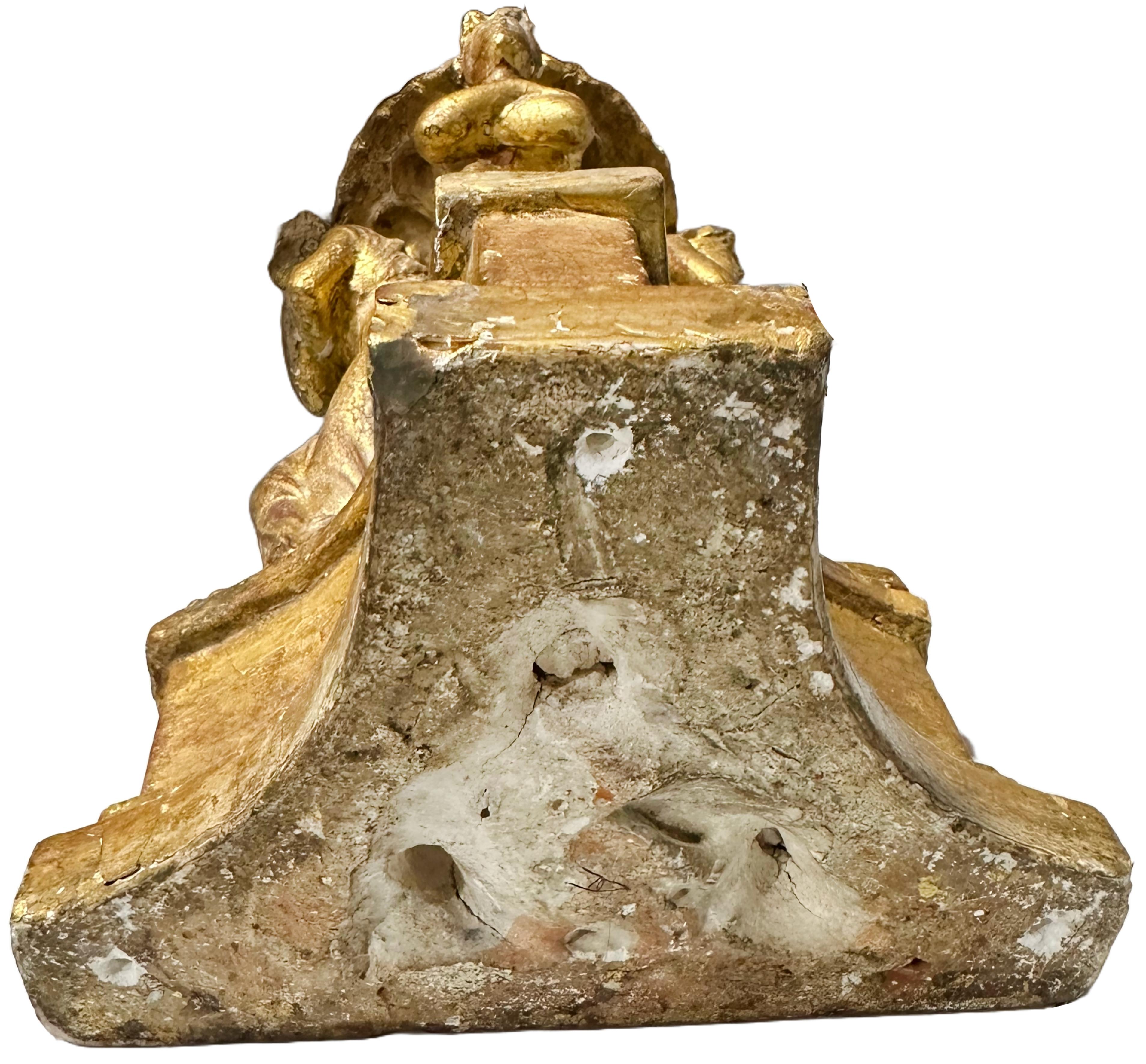 Lampes du XVIIIe siècle en bois doré sculpté sur base acrylique représentant la danse des Muses en vente 4