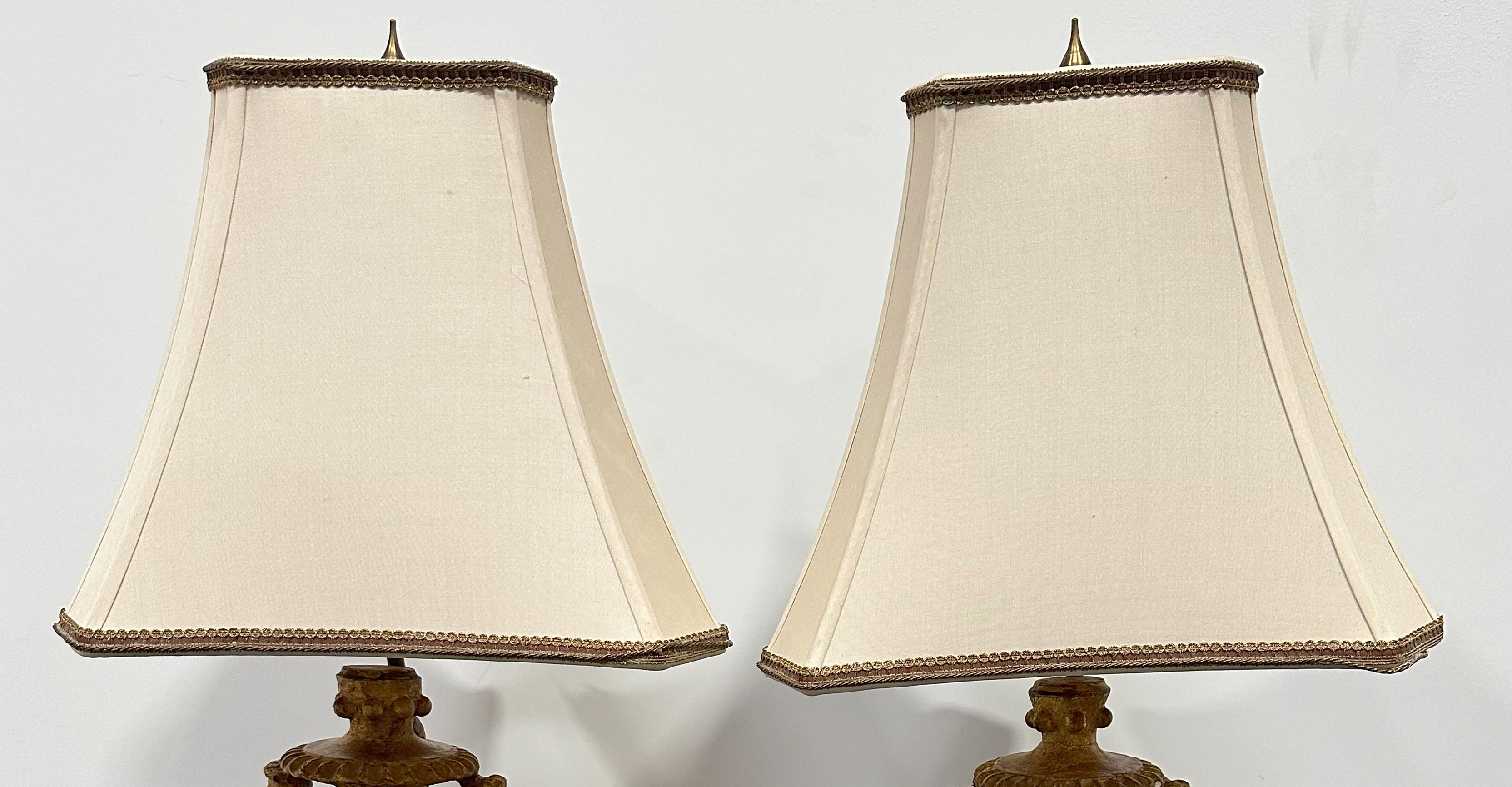 Lampes du XVIIIe siècle en bois doré sculpté sur base acrylique représentant la danse des Muses en vente 6