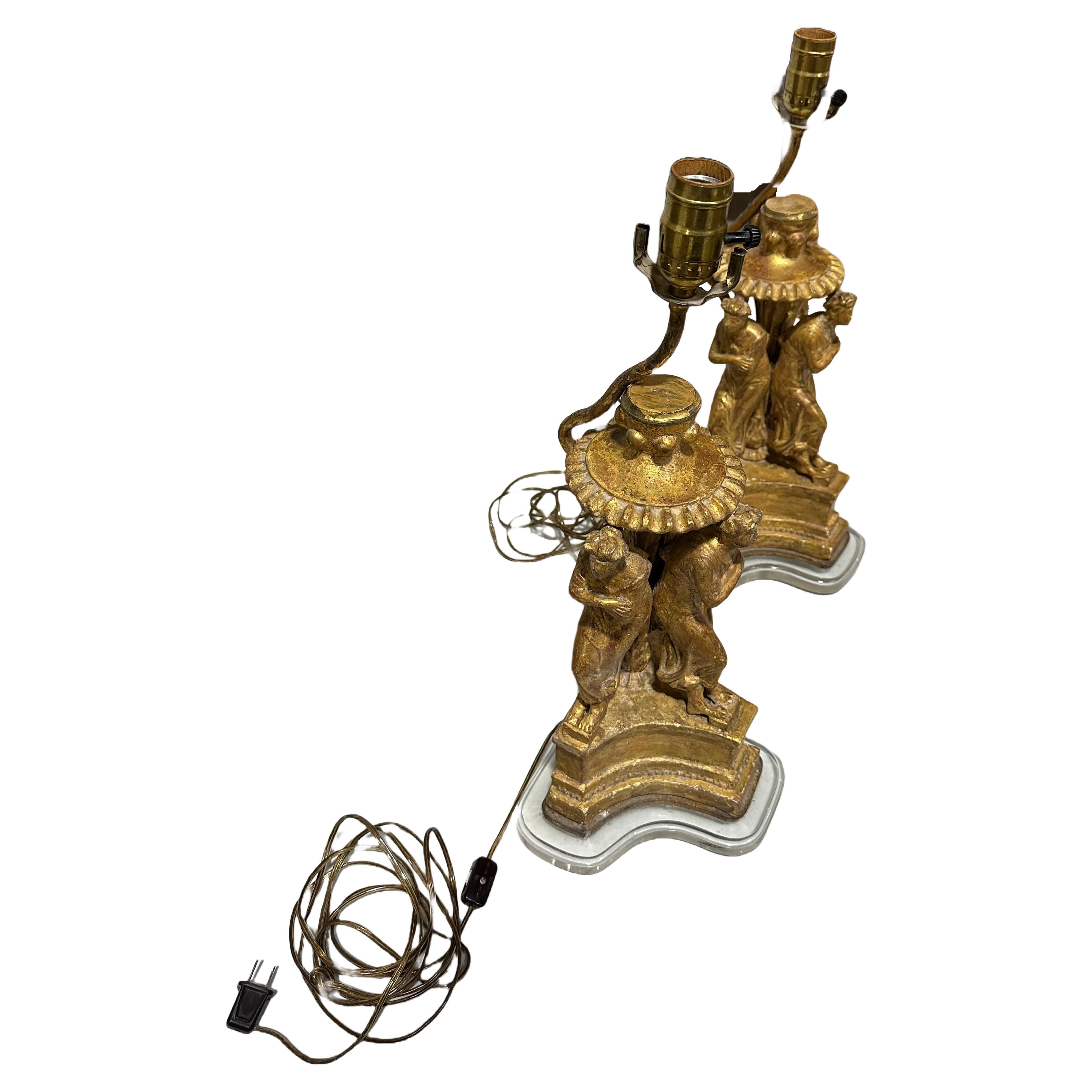 italien Lampes du XVIIIe siècle en bois doré sculpté sur base acrylique représentant la danse des Muses en vente