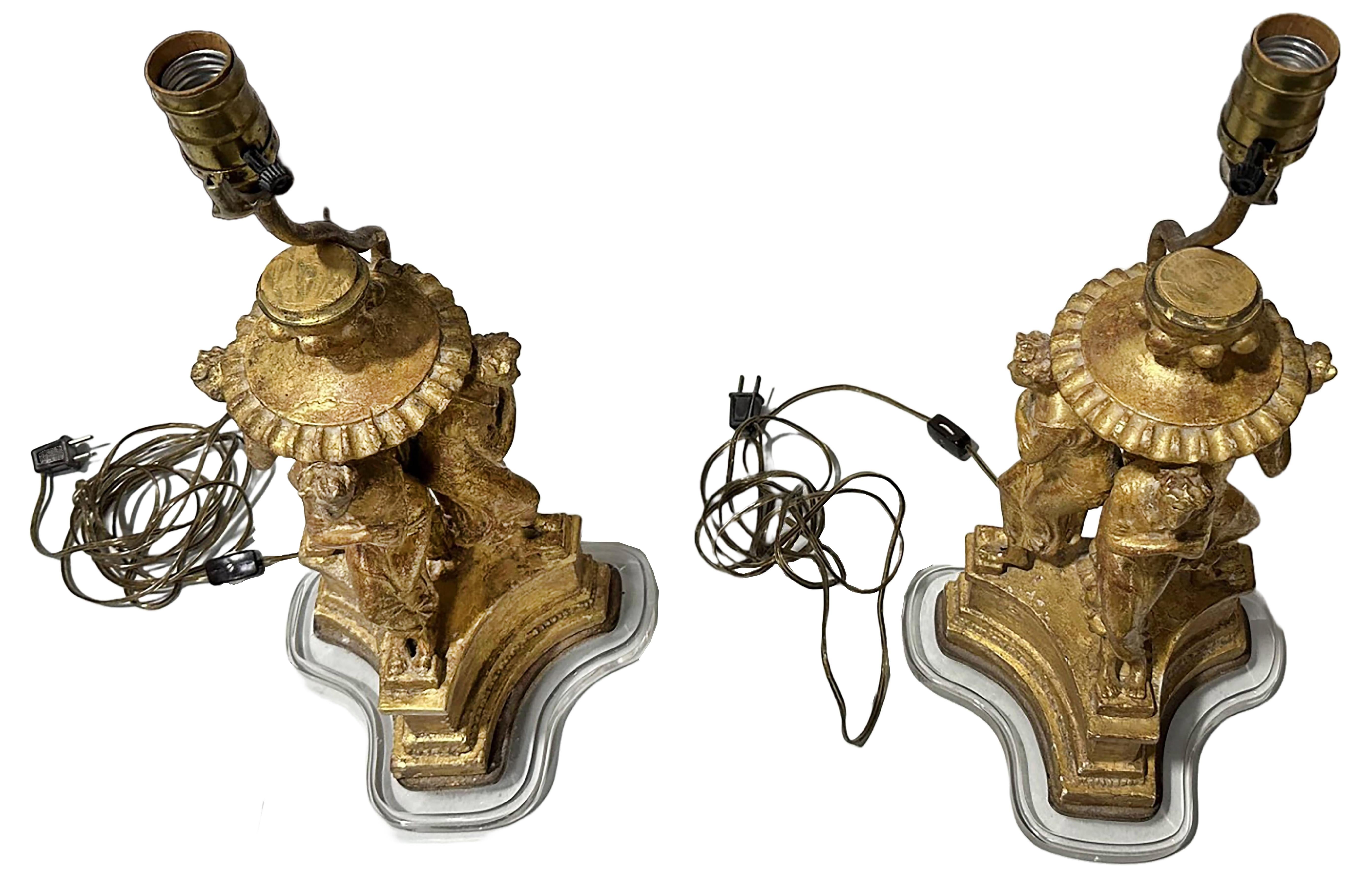 Lampes du XVIIIe siècle en bois doré sculpté sur base acrylique représentant la danse des Muses Bon état - En vente à Dallas, TX